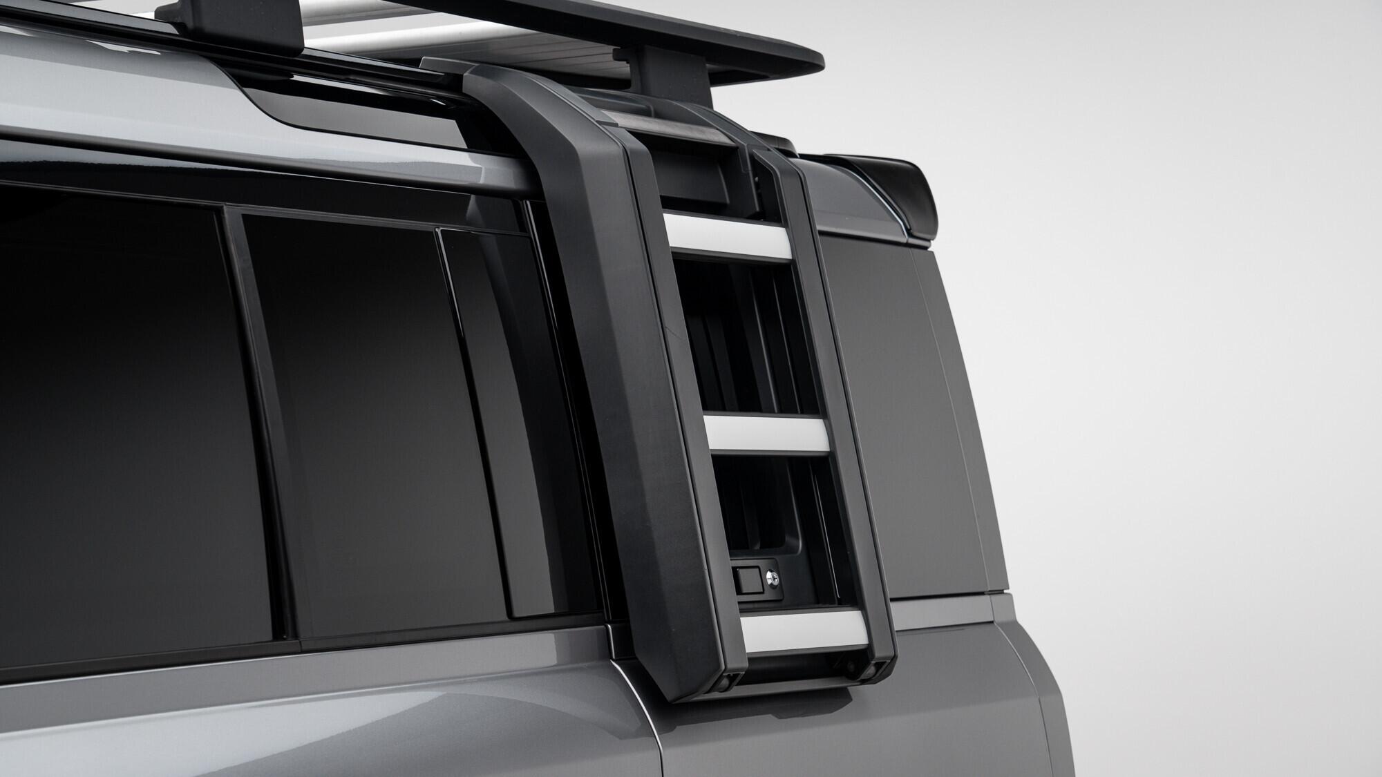 Land Rover Defender 110 view 12