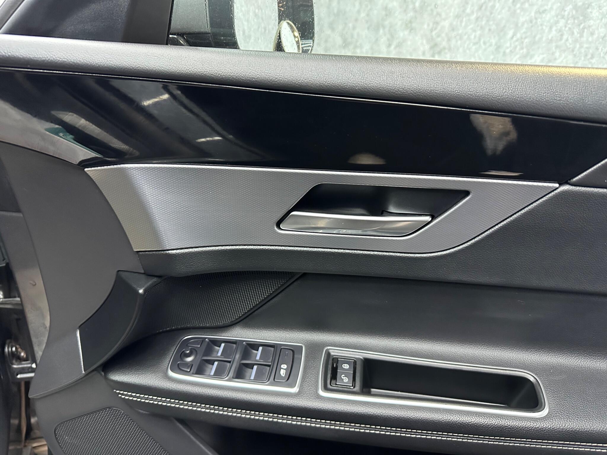 Jaguar XF view 17