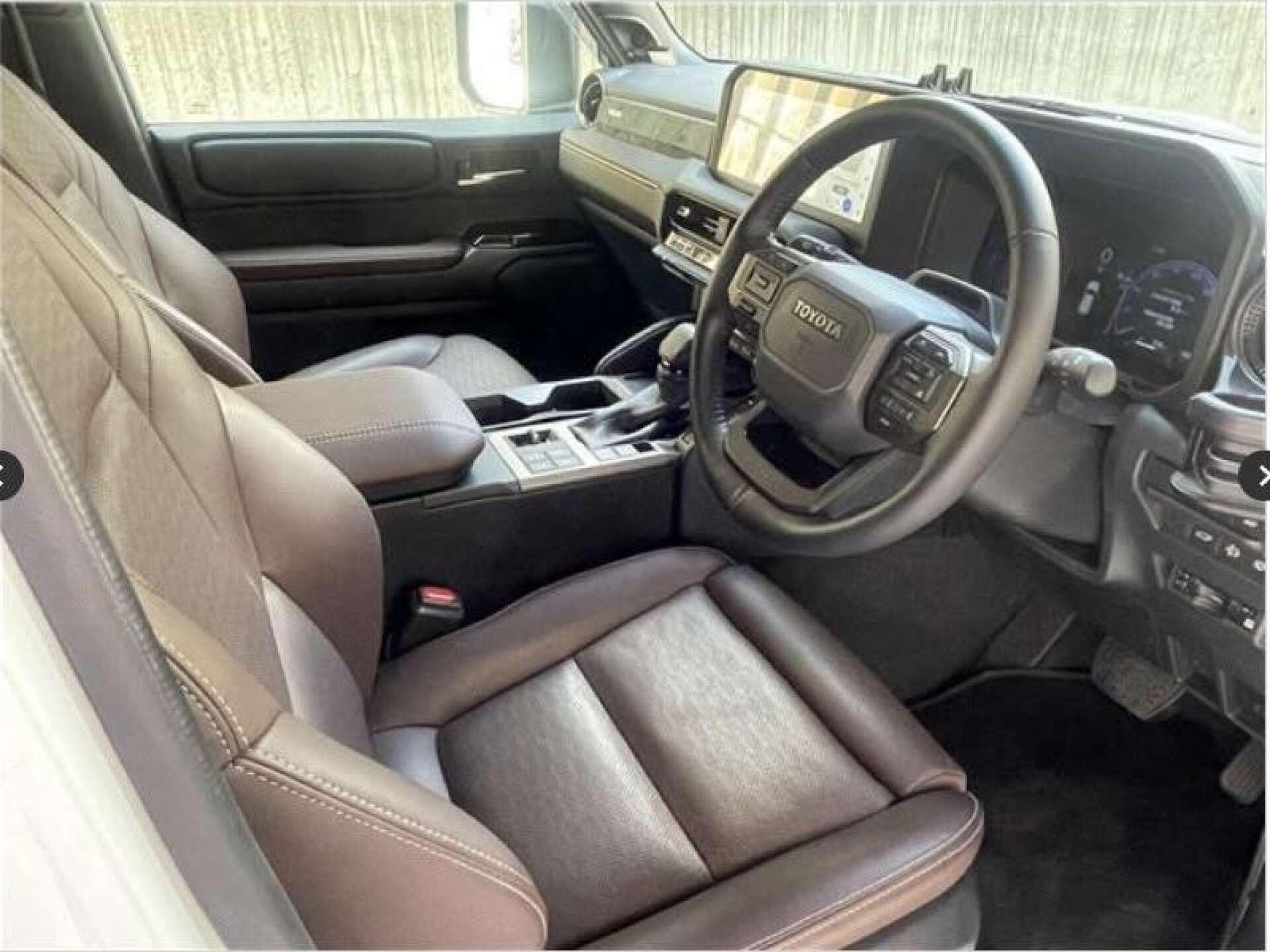 Toyota Land Cruiser view 4