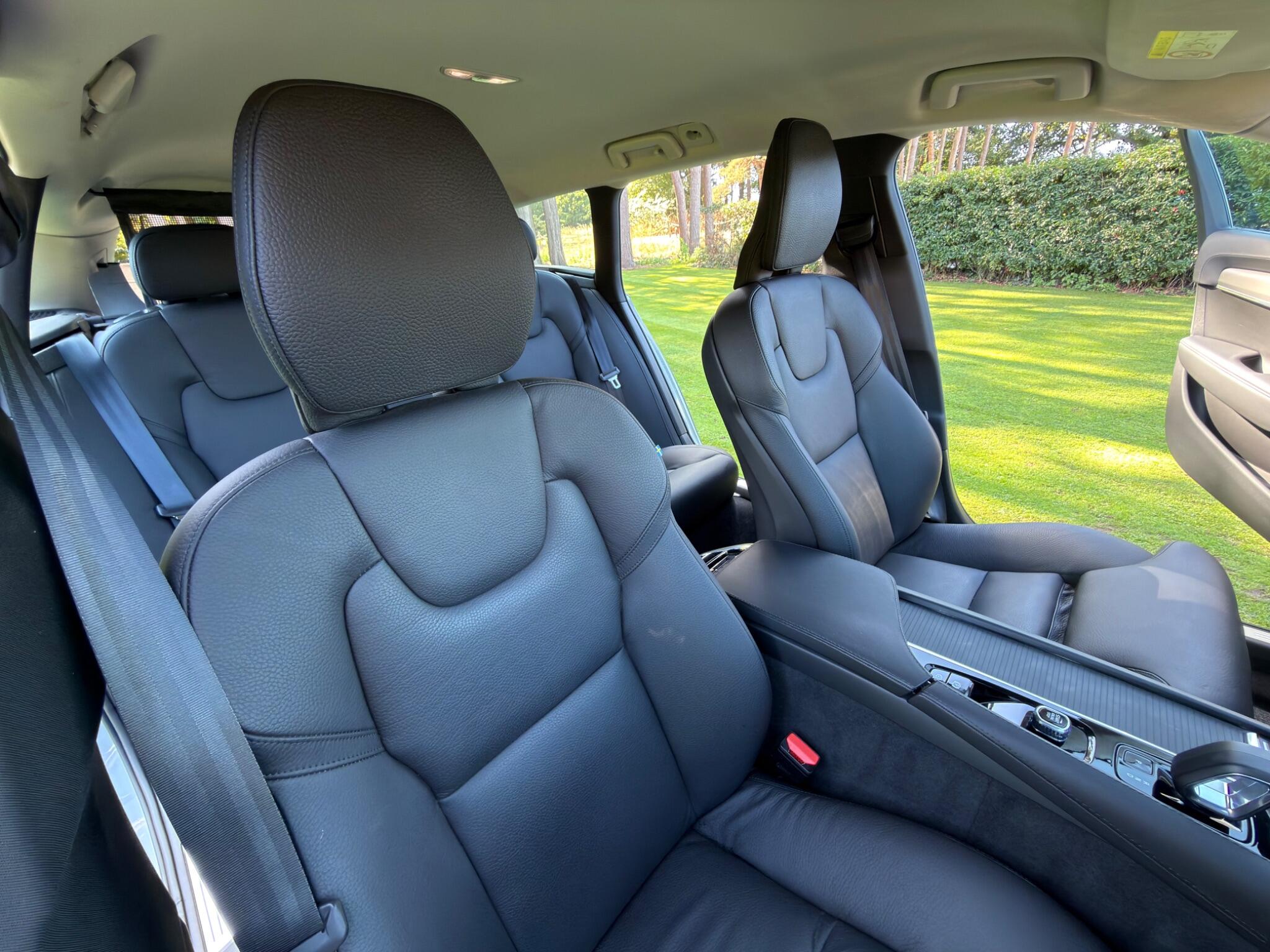 Volvo V90 Cross Country view 27