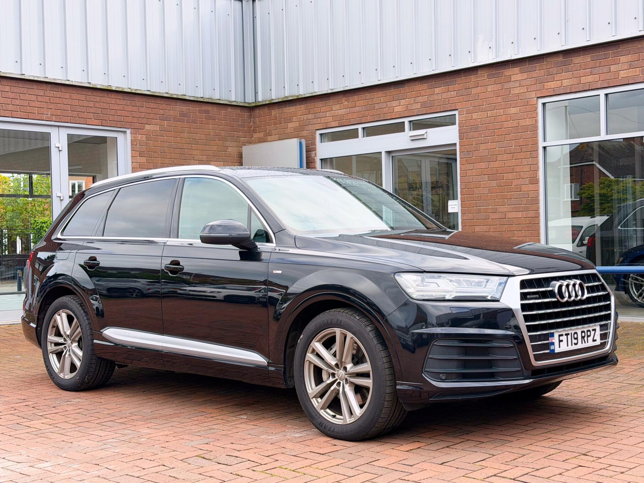 Audi Q7 view 11