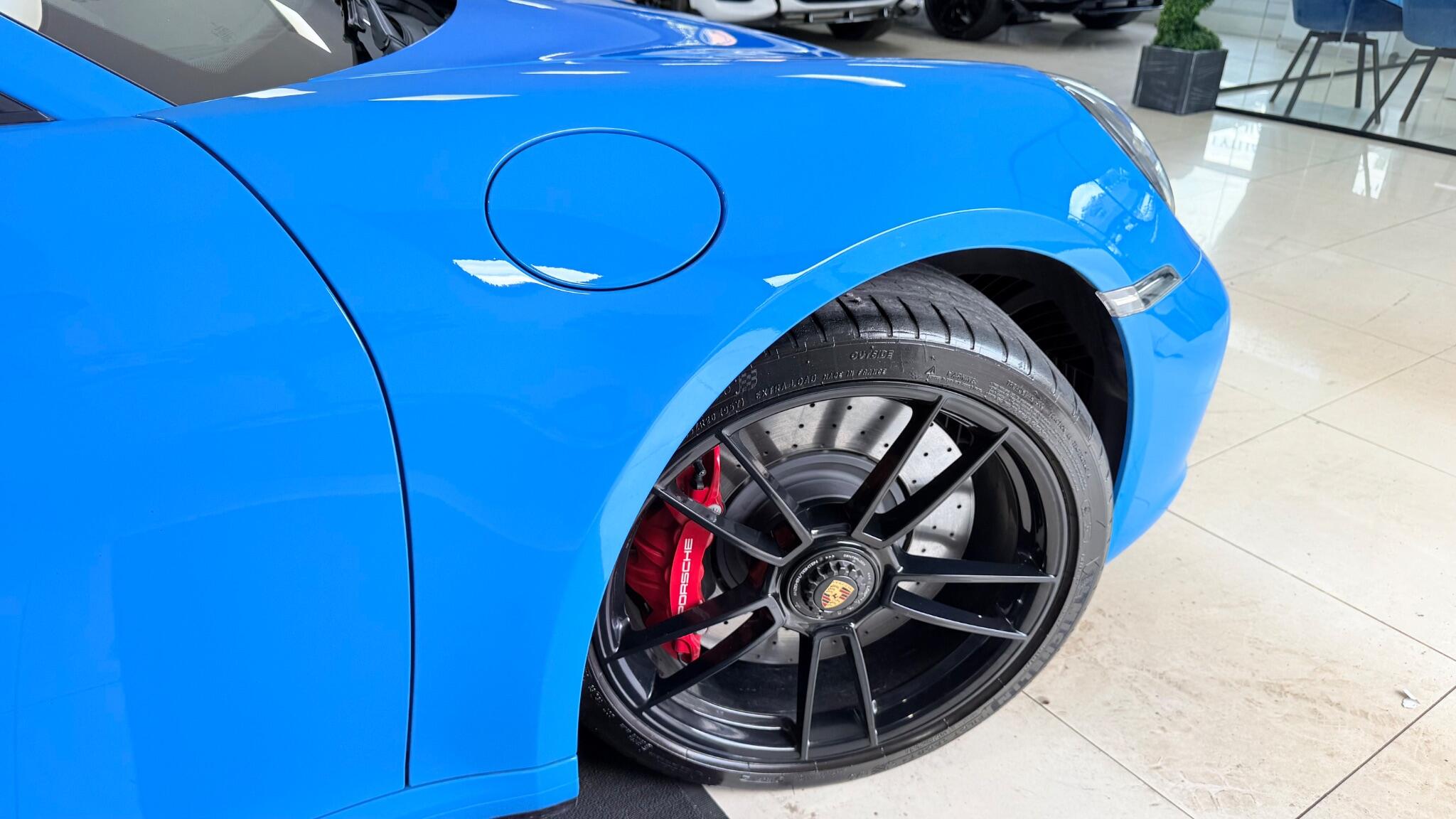 Porsche 911 view 40