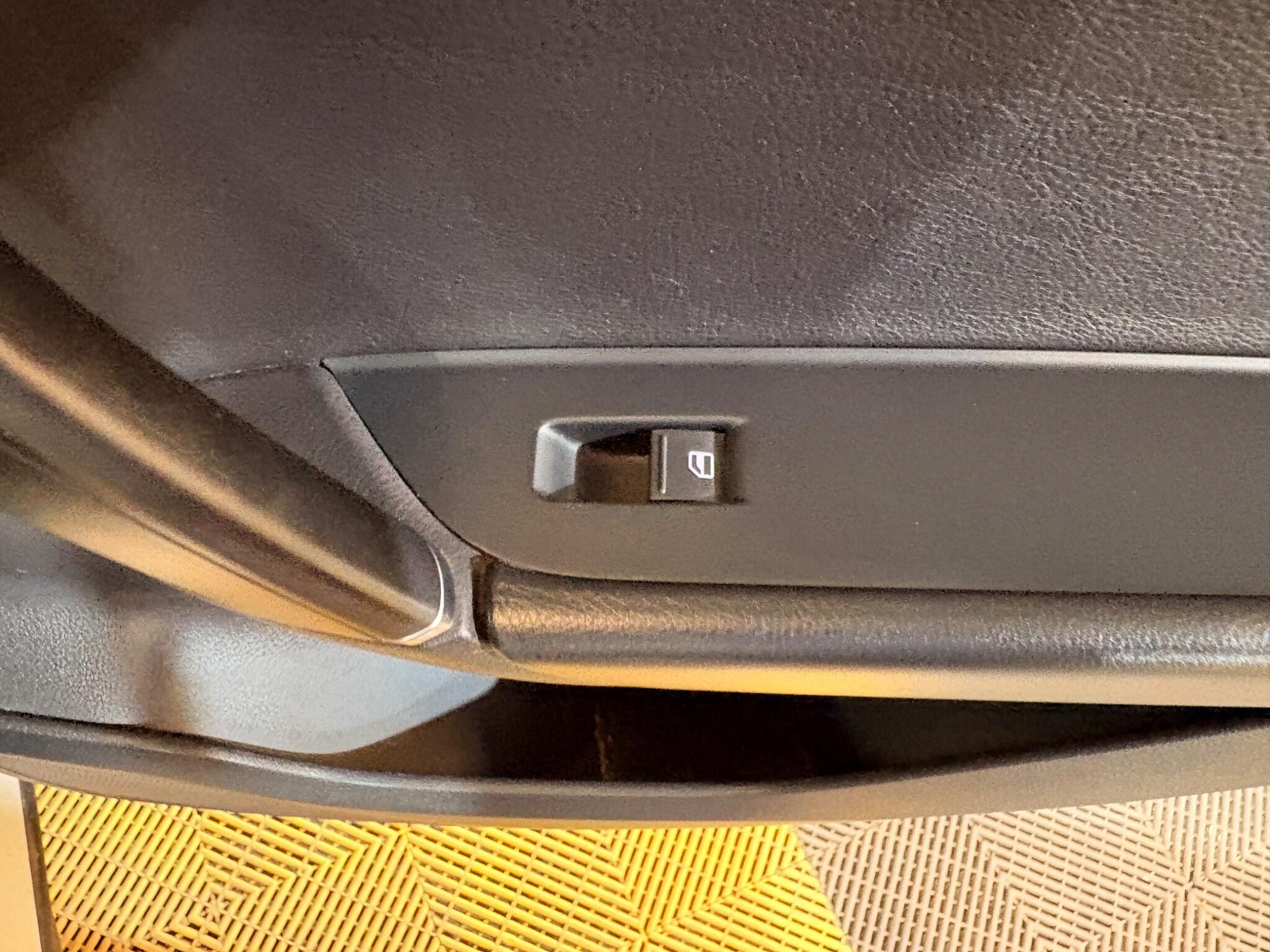 Volkswagen Touareg view 48