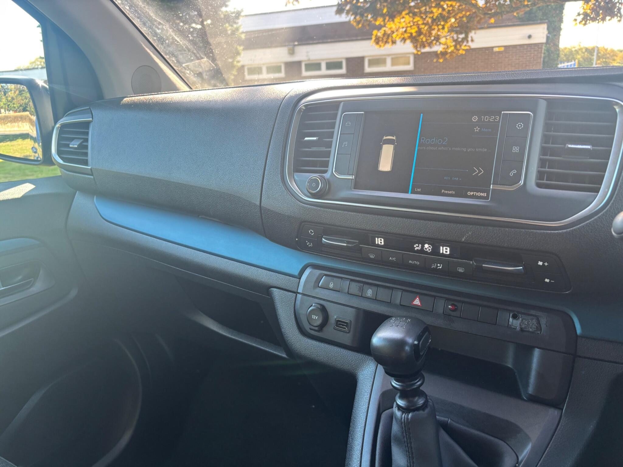 Peugeot Traveller view 14