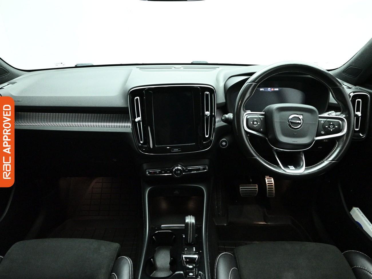 Volvo XC40 view 2