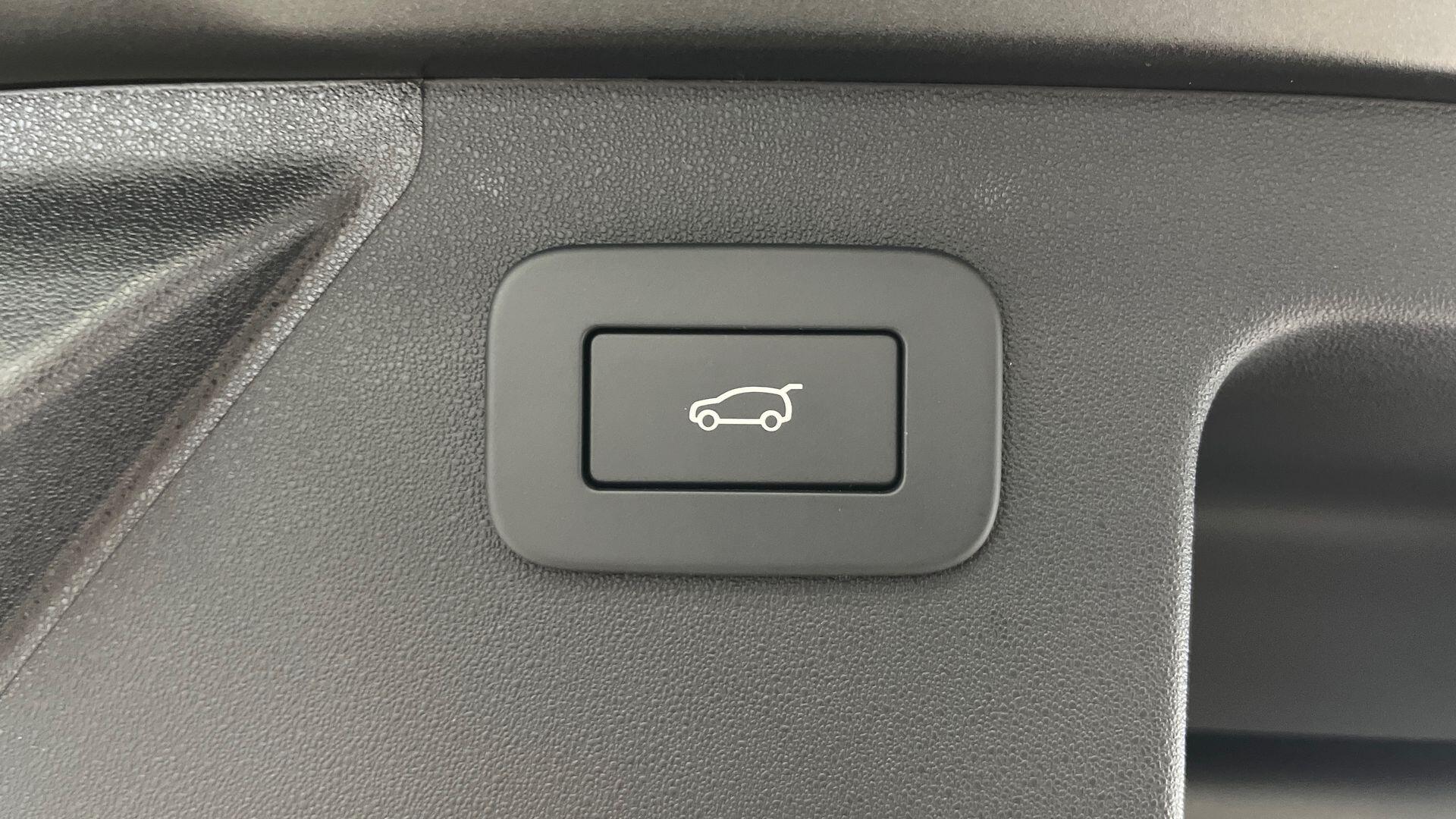 Land Rover Discovery Sport view 30