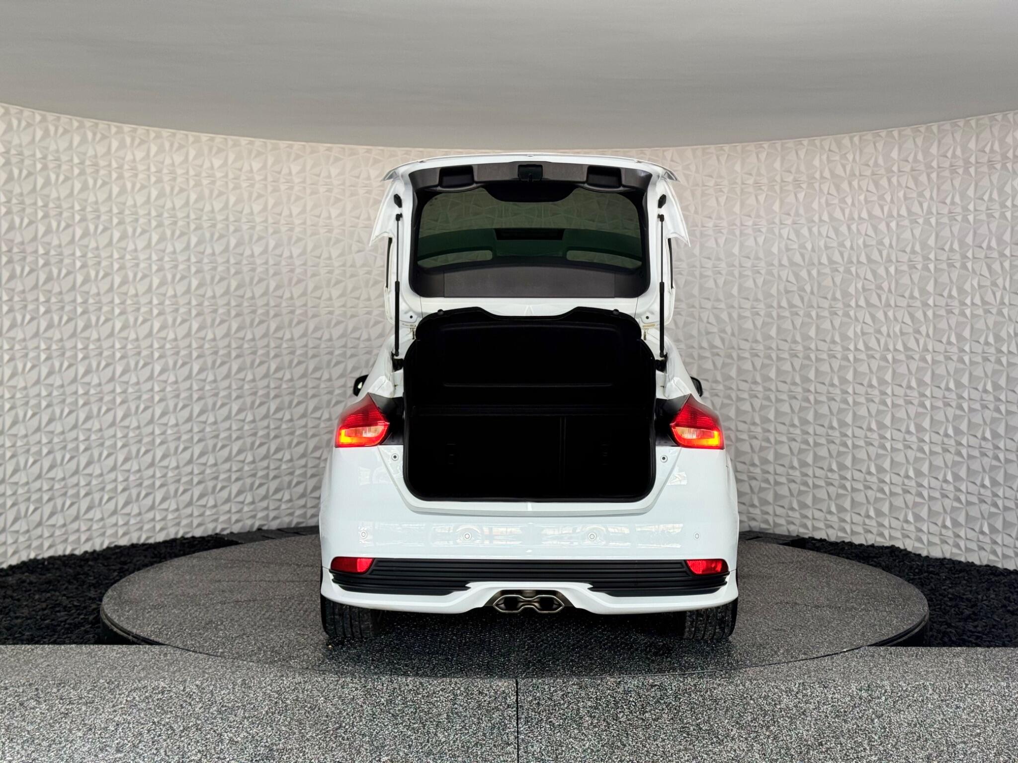 Ford Focus view 28