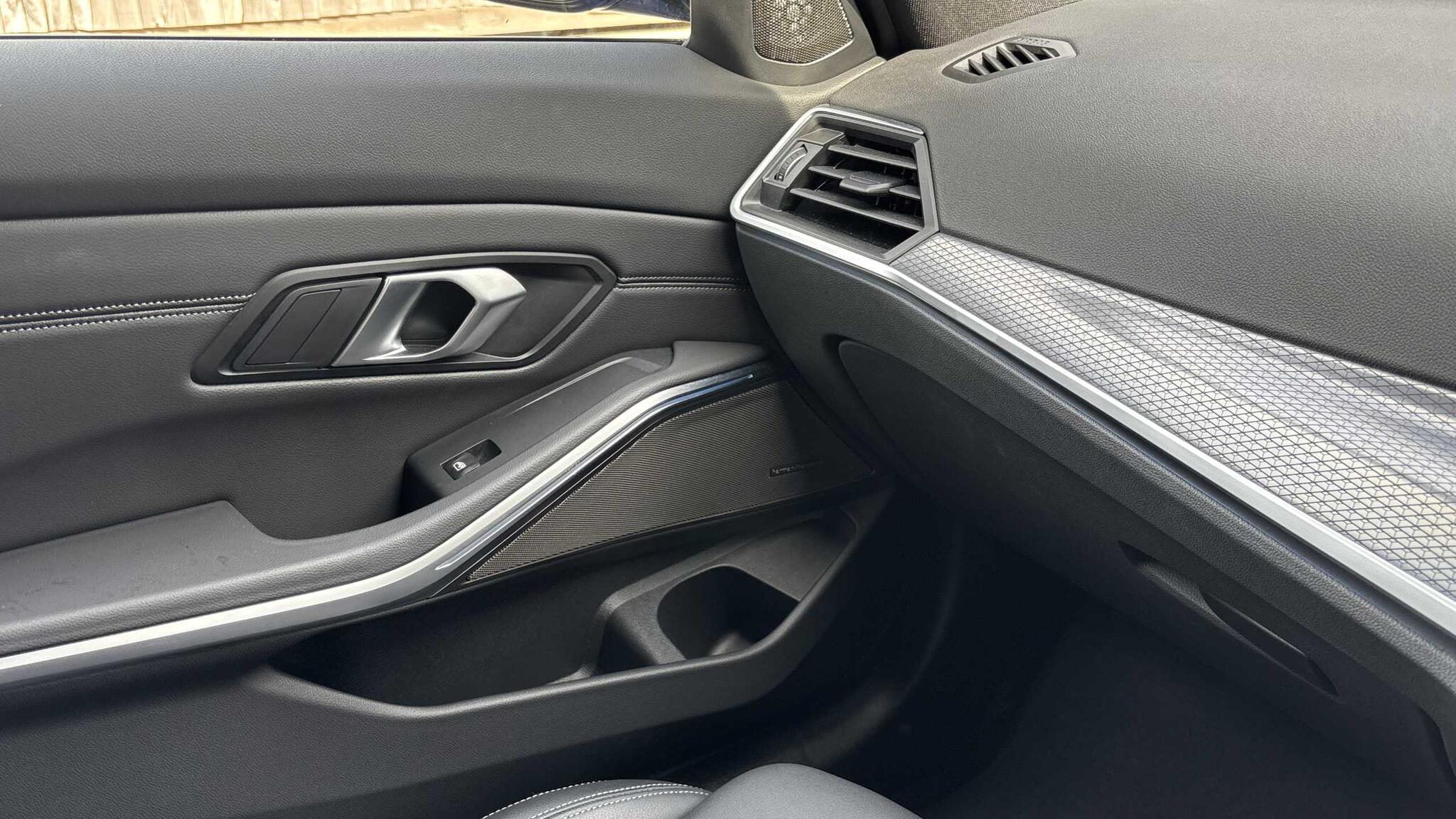 BMW 3 Series view 23