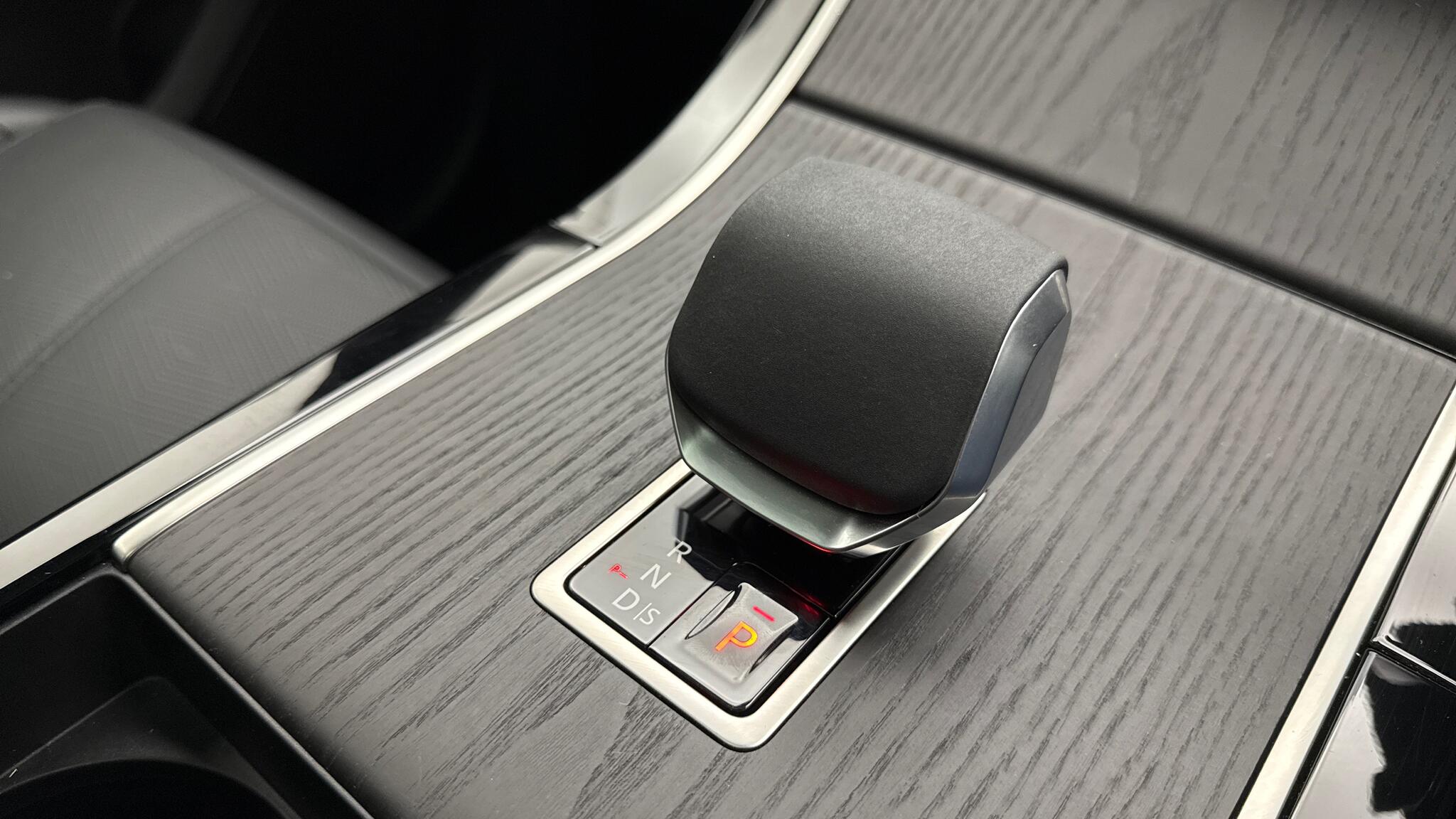 Land Rover Range Rover Velar view 13