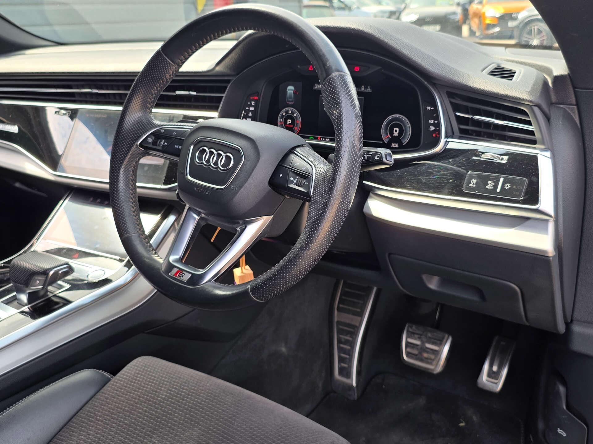 Audi Q8 view 20