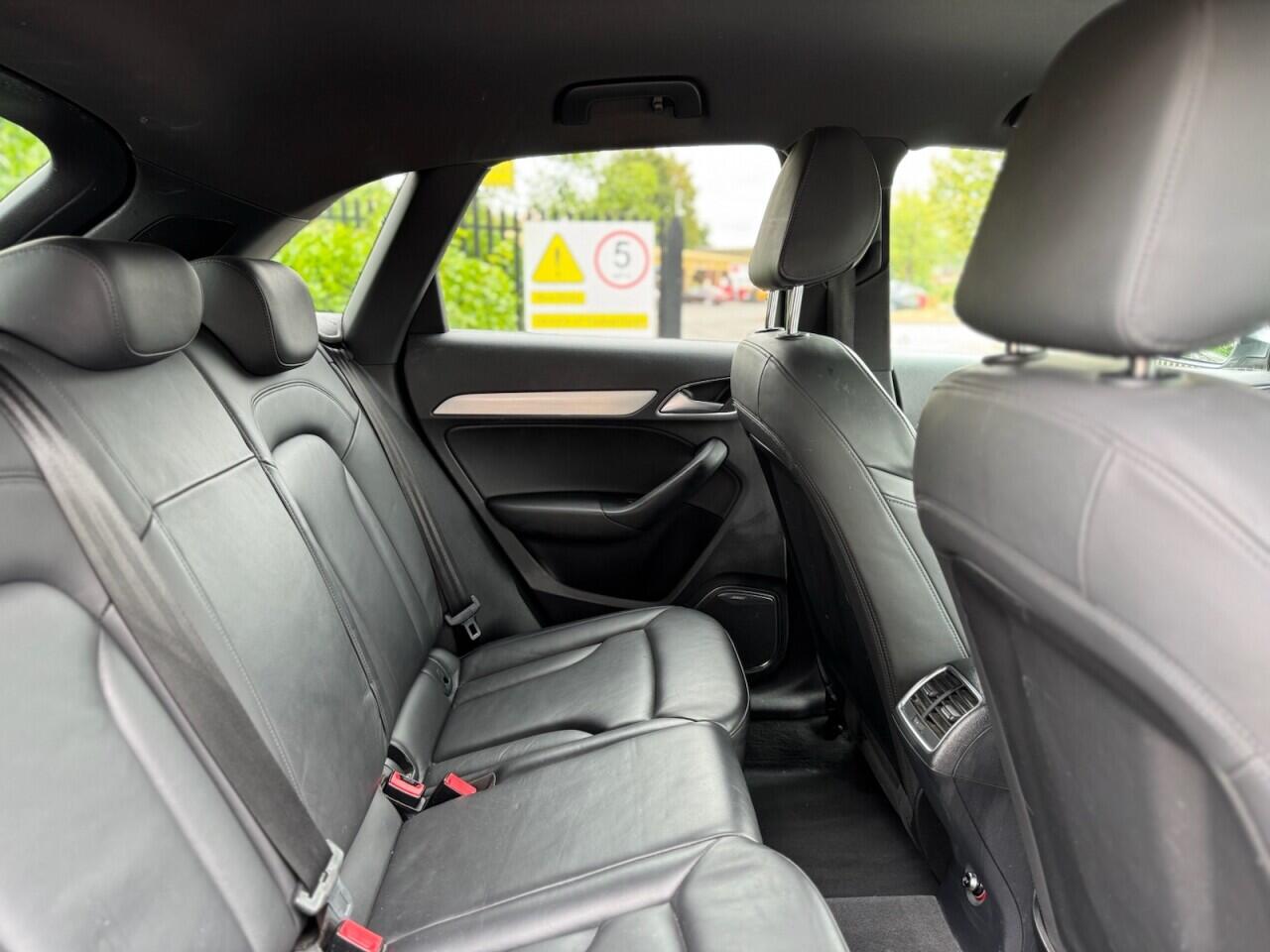Audi Q3 view 30