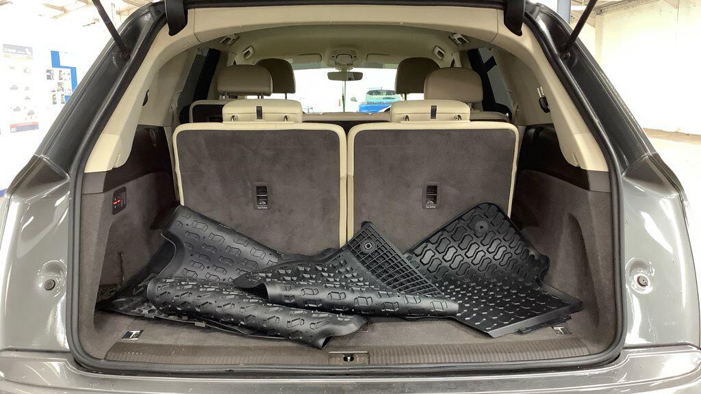 Audi Q7 view 13
