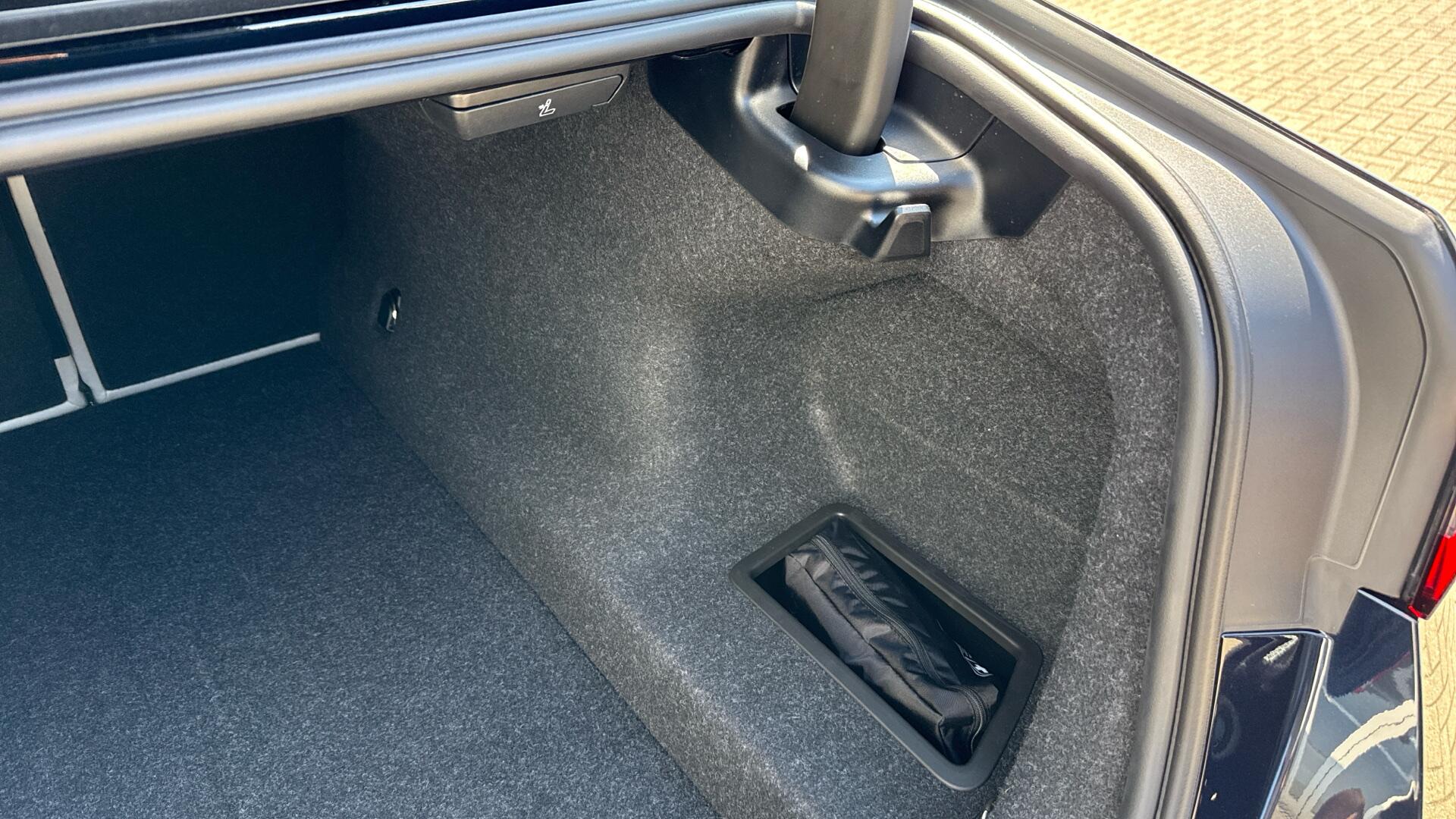 BMW 5 Series view 26