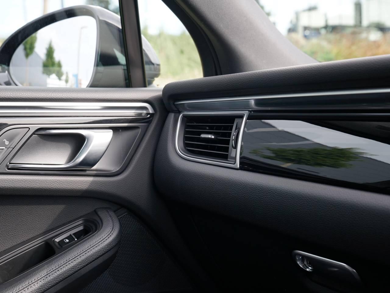 Porsche Macan view 29