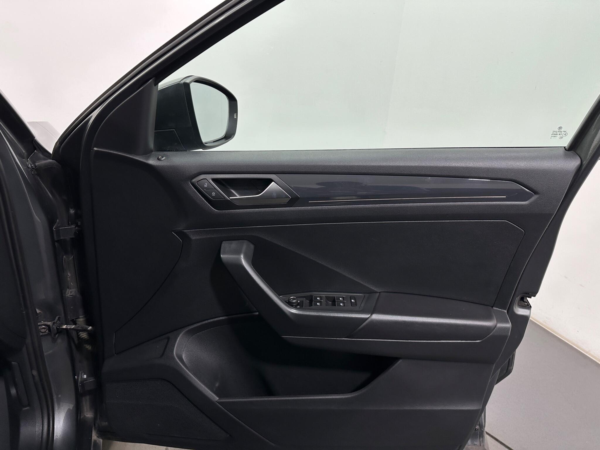 Volkswagen T-Roc view 34