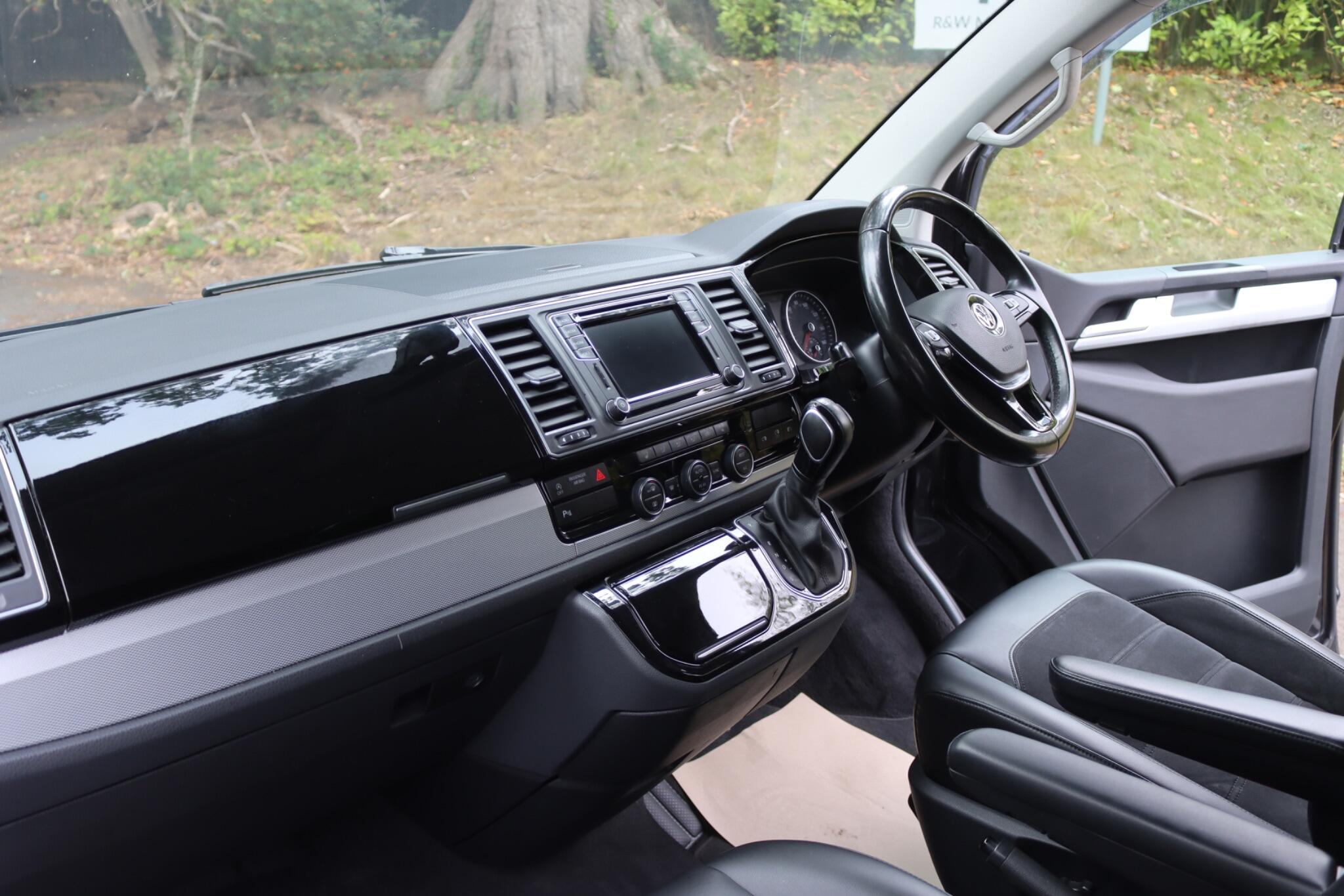 Volkswagen Caravelle view 11