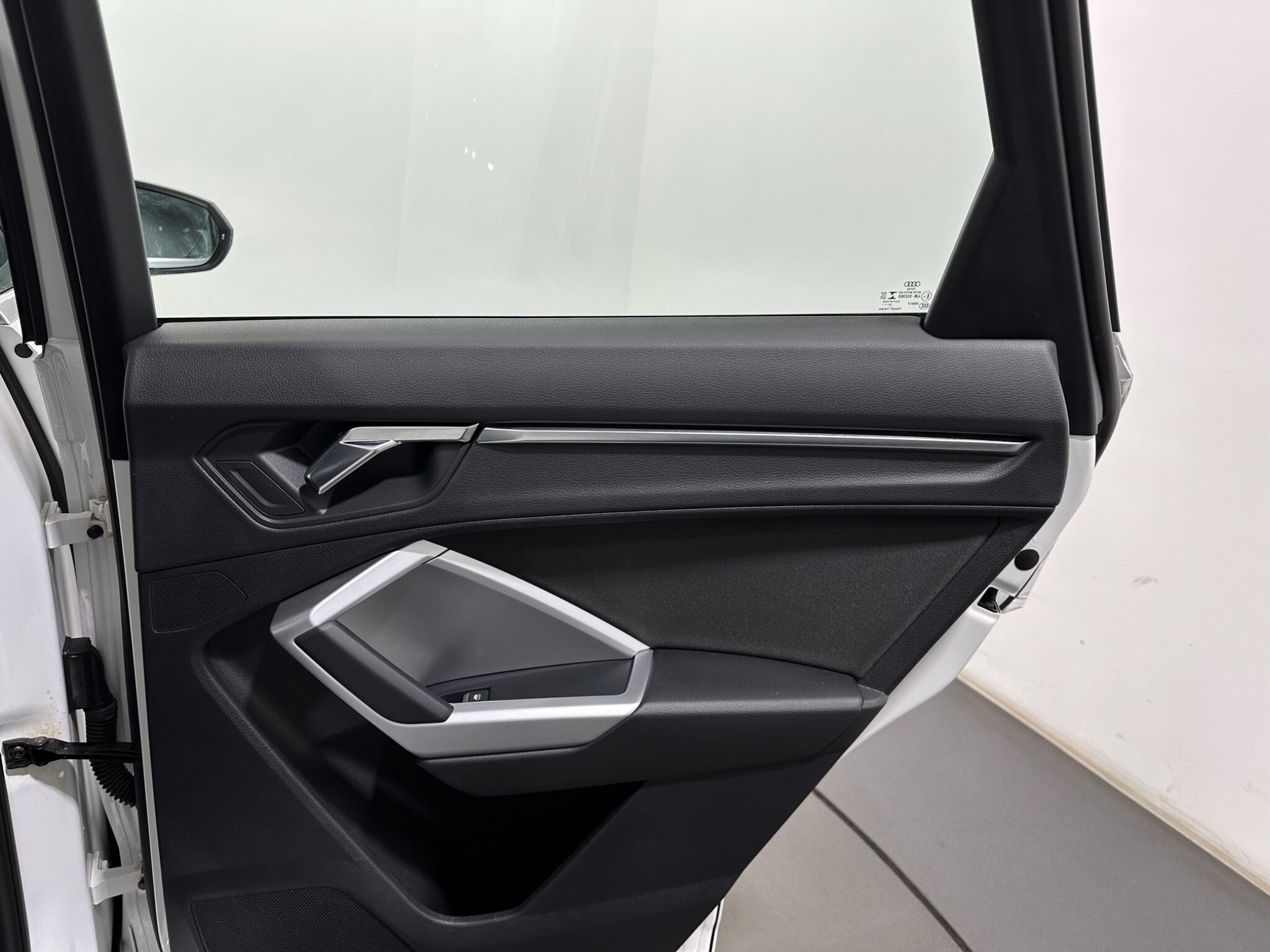 Audi Q3 view 42