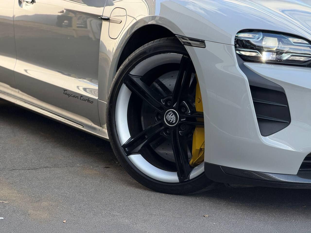 Porsche Taycan view 80