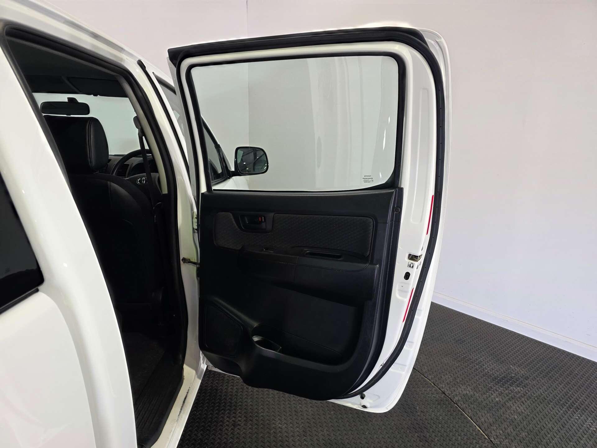 Toyota Hilux view 24