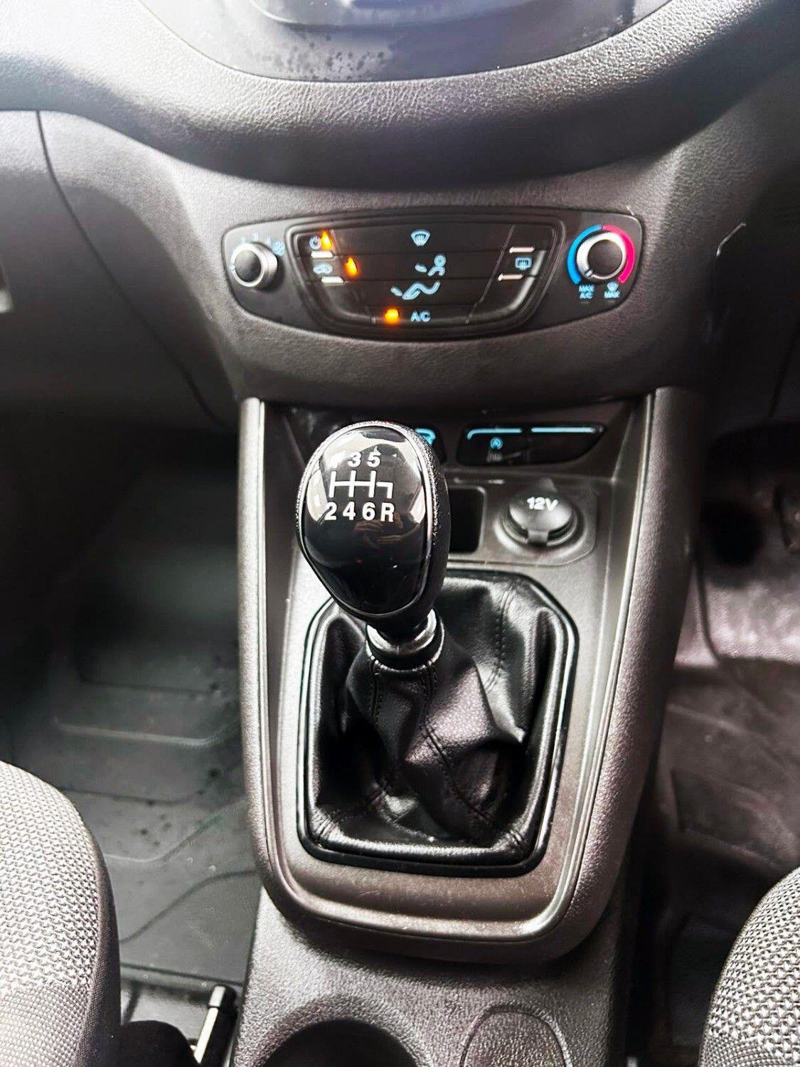 Ford Transit Courier view 18