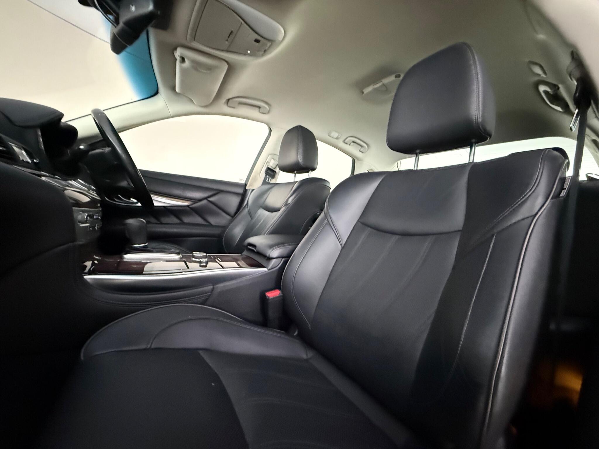 Infiniti Q70 view 30