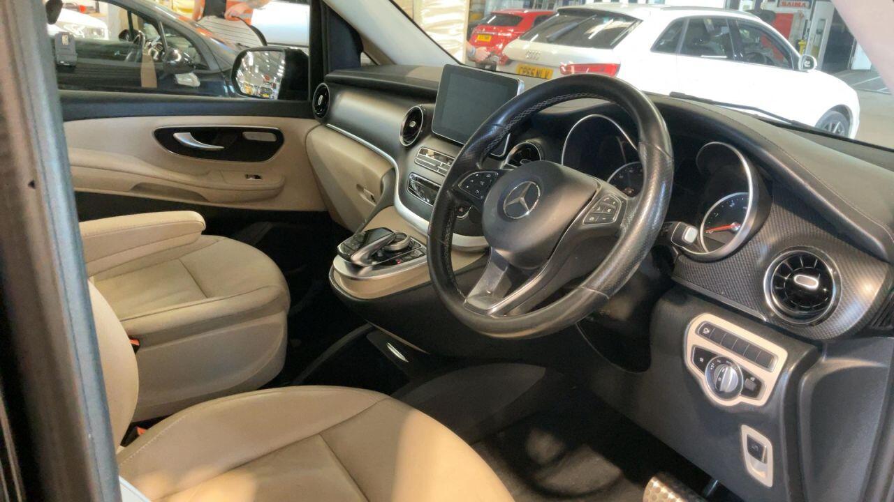 Mercedes-Benz V-Class view 10