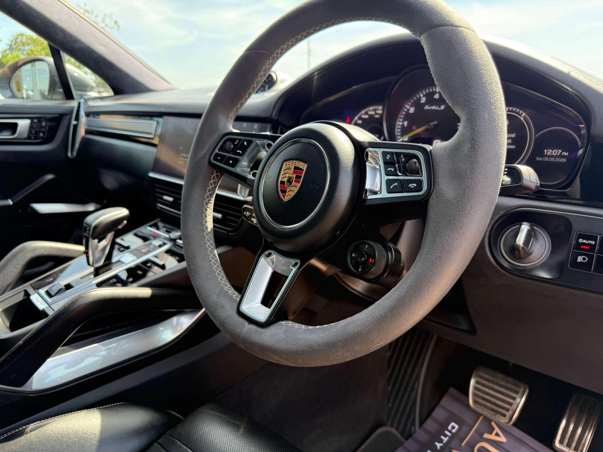 Porsche Cayenne view 35