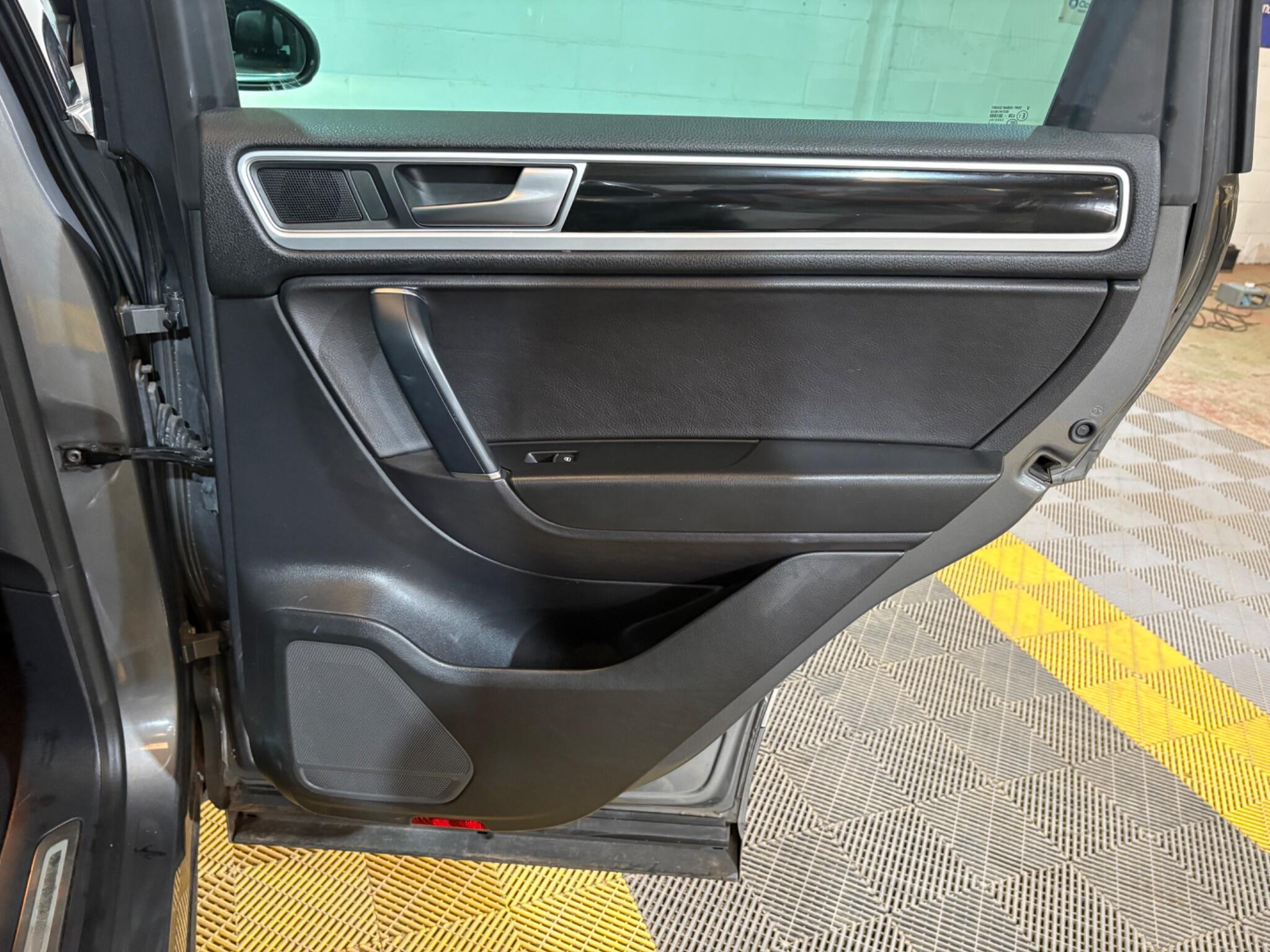Volkswagen Touareg view 46