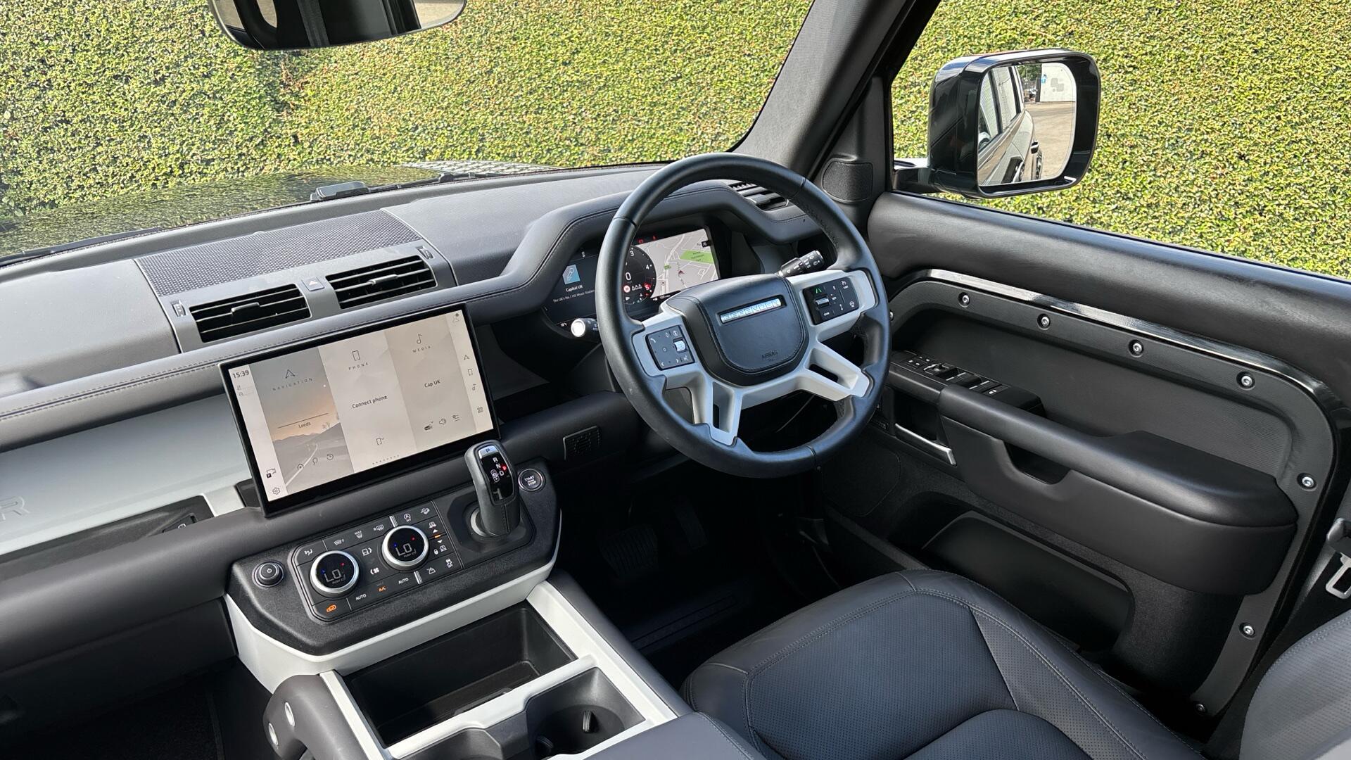 Land Rover Defender view 39