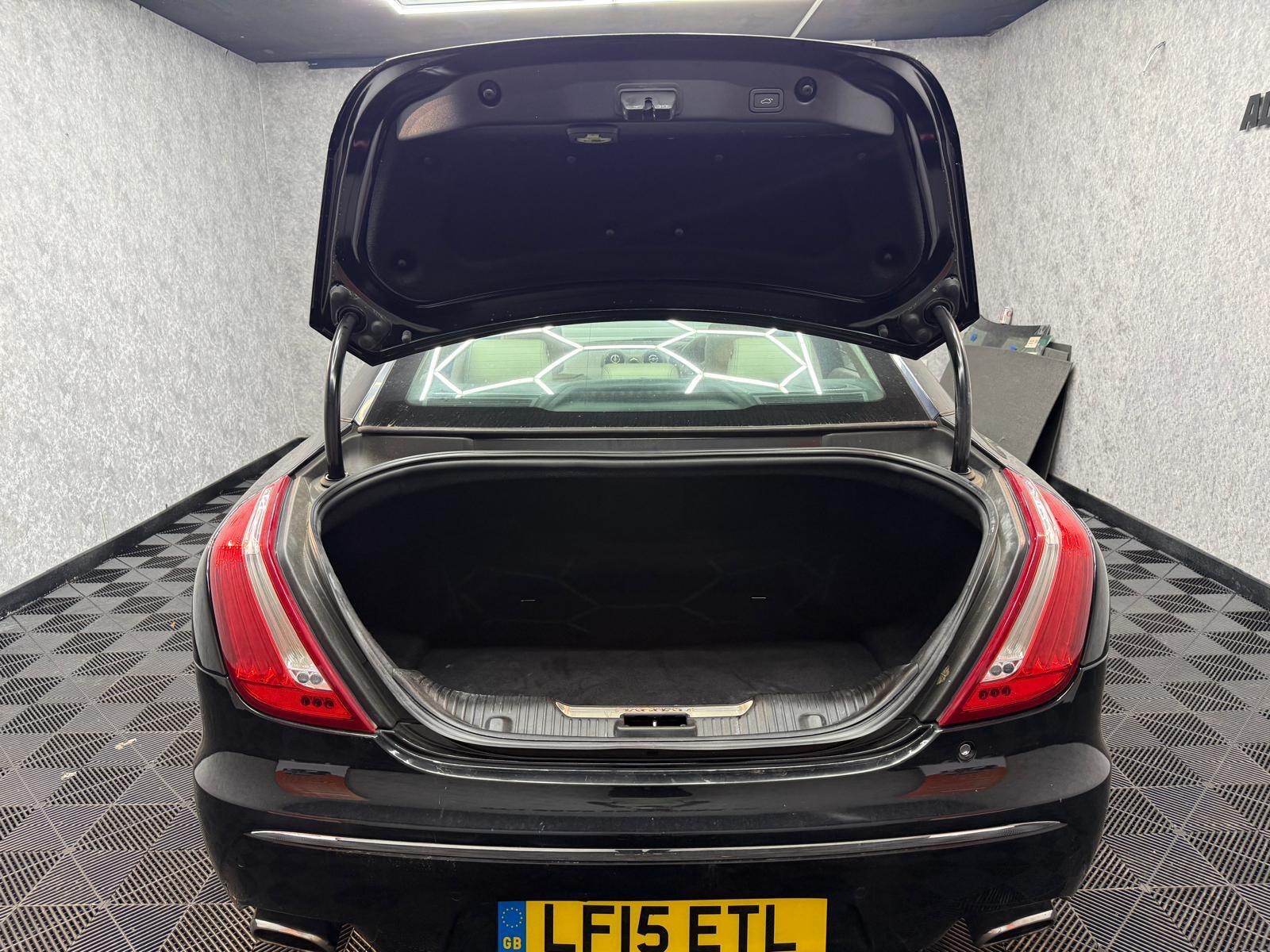 Jaguar XJ view 30