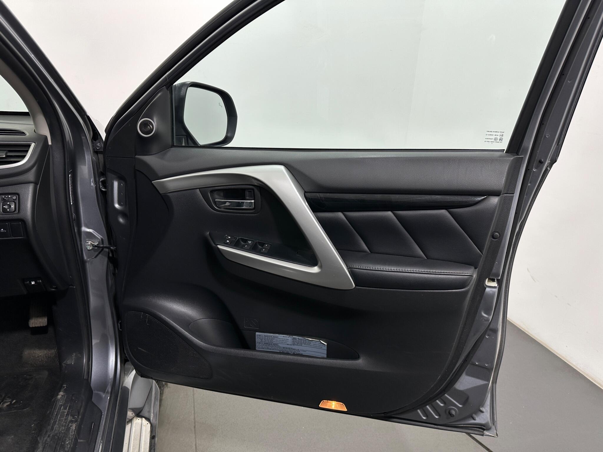 Mitsubishi Shogun Sport view 35