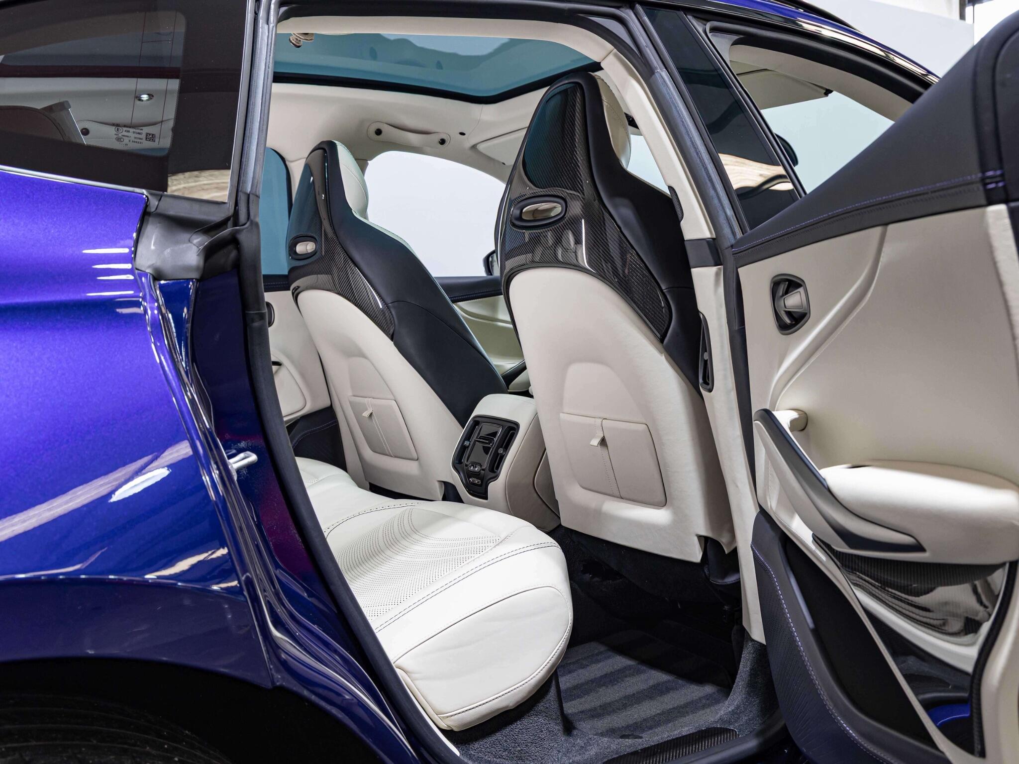 Aston Martin DBX view 30