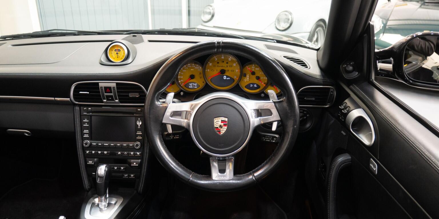 Porsche 911 view 22