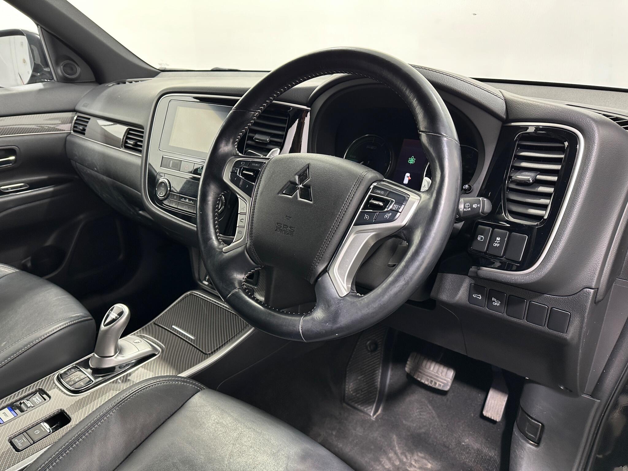 Mitsubishi Outlander view 11
