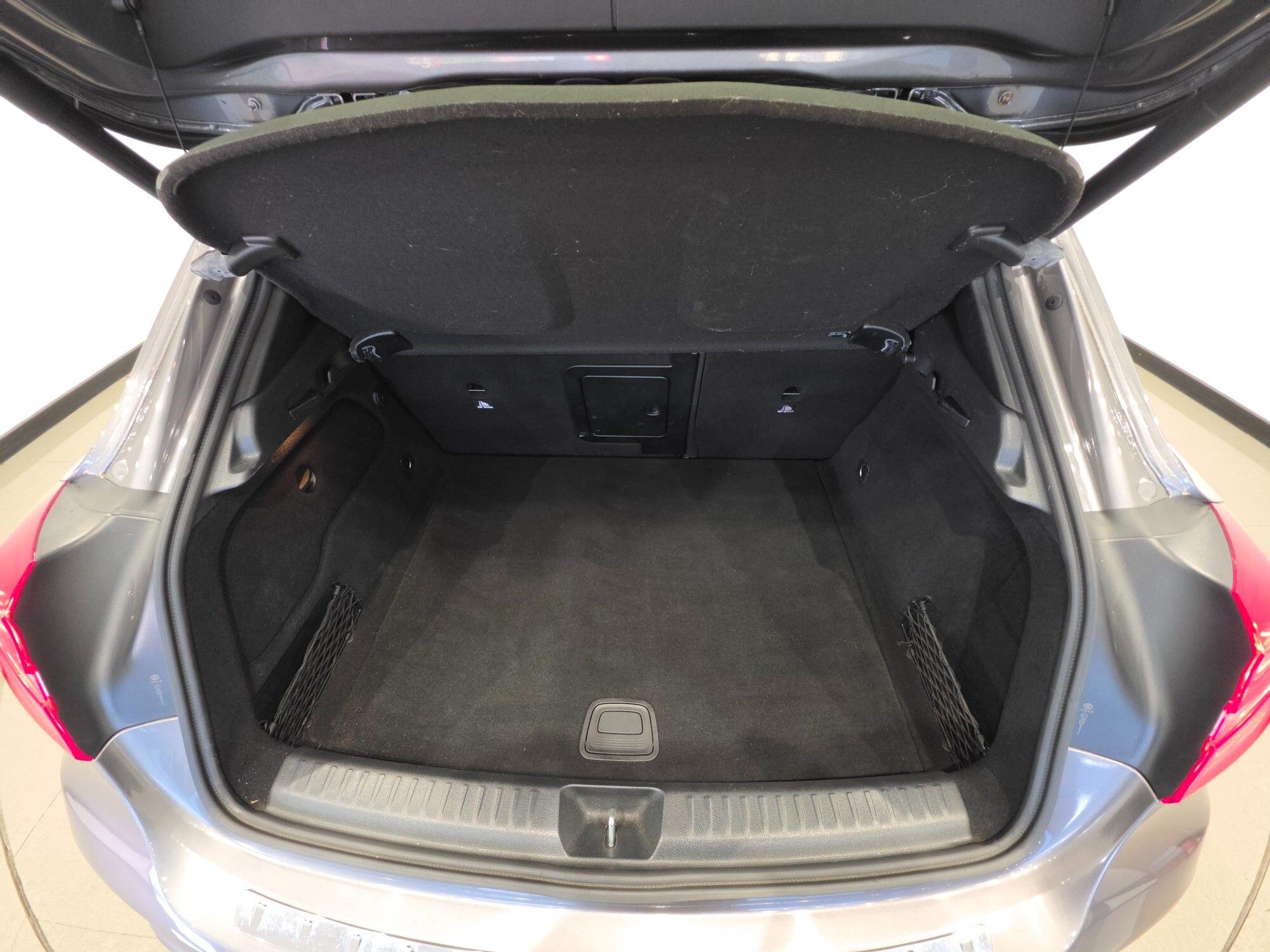 Mercedes-Benz GLA view 46