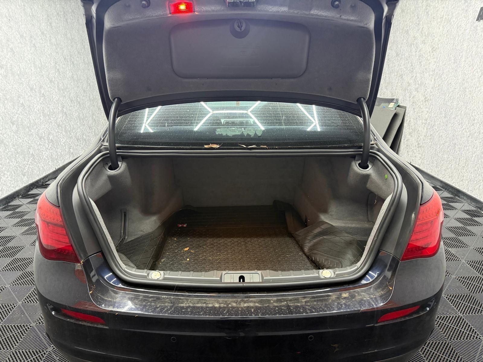 BMW 7 Series view 28