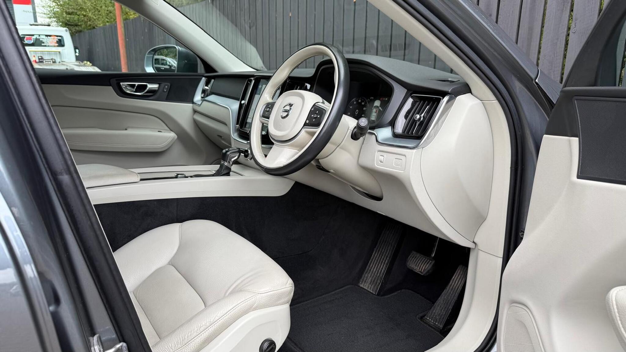Volvo XC60 view 22