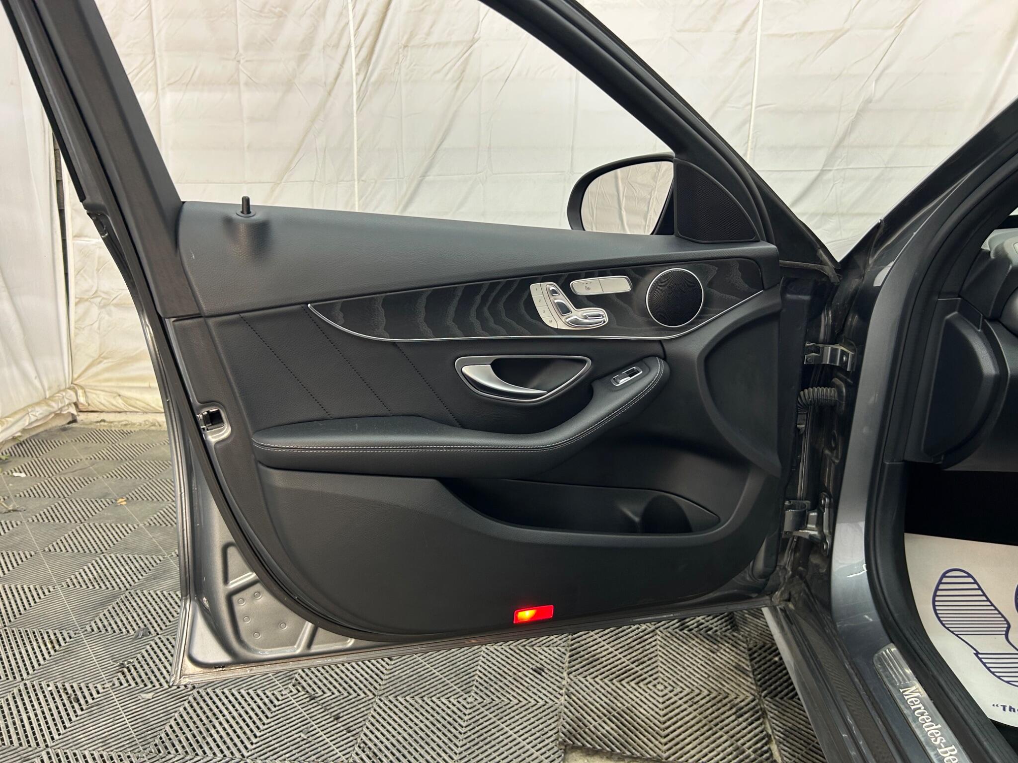 Mercedes-Benz C Class view 31