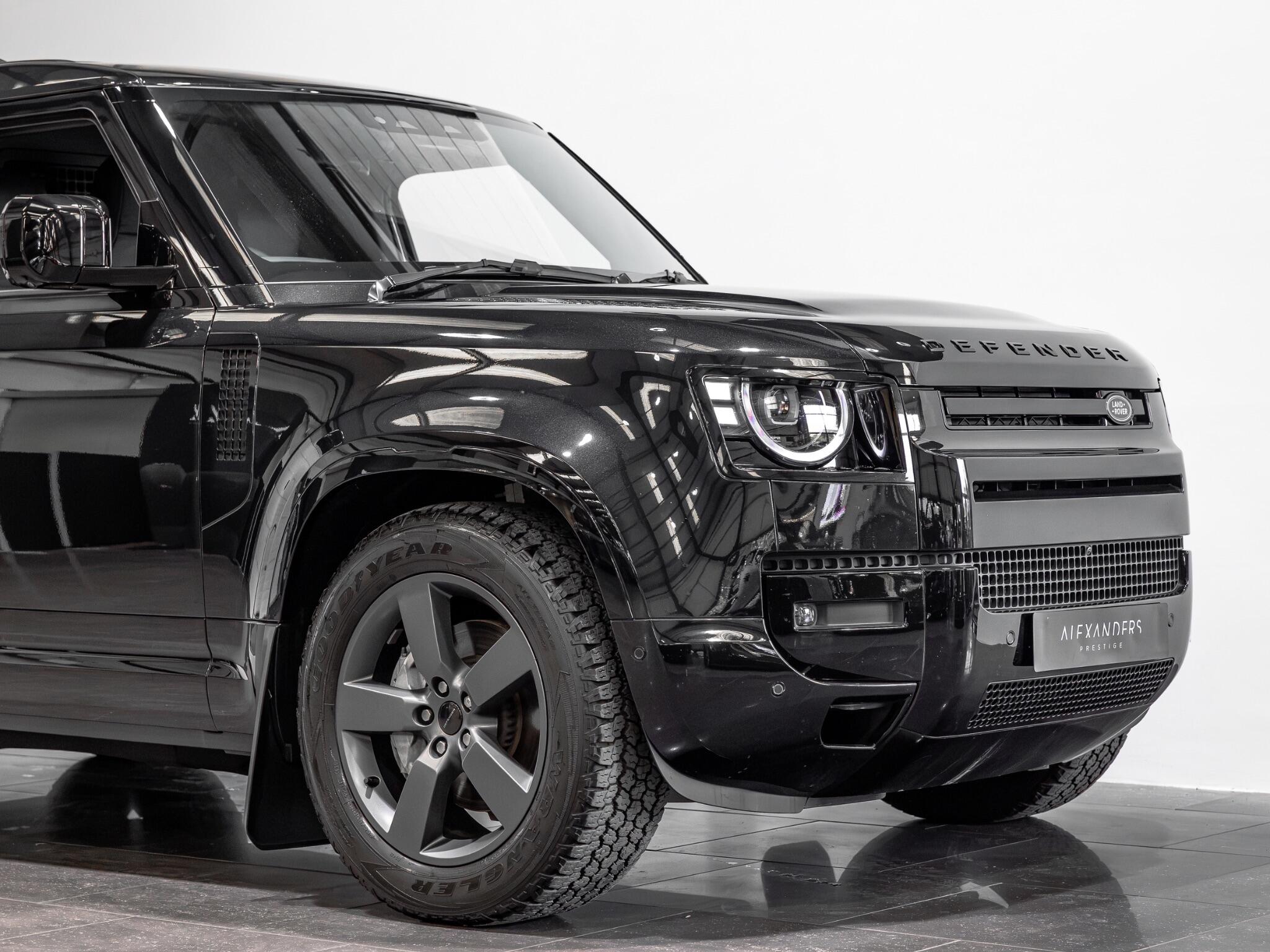 Land Rover Defender 110 view 11