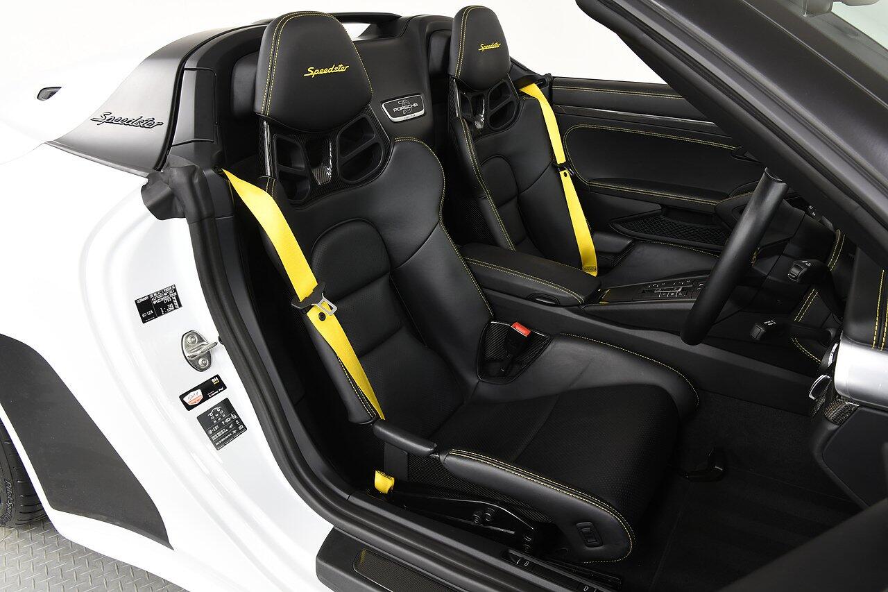 Porsche 911 view 7