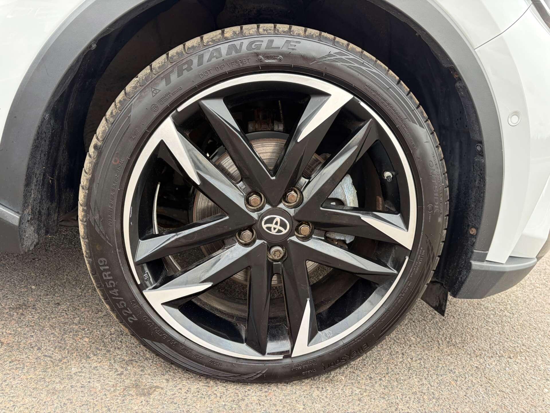 Toyota C-HR view 13