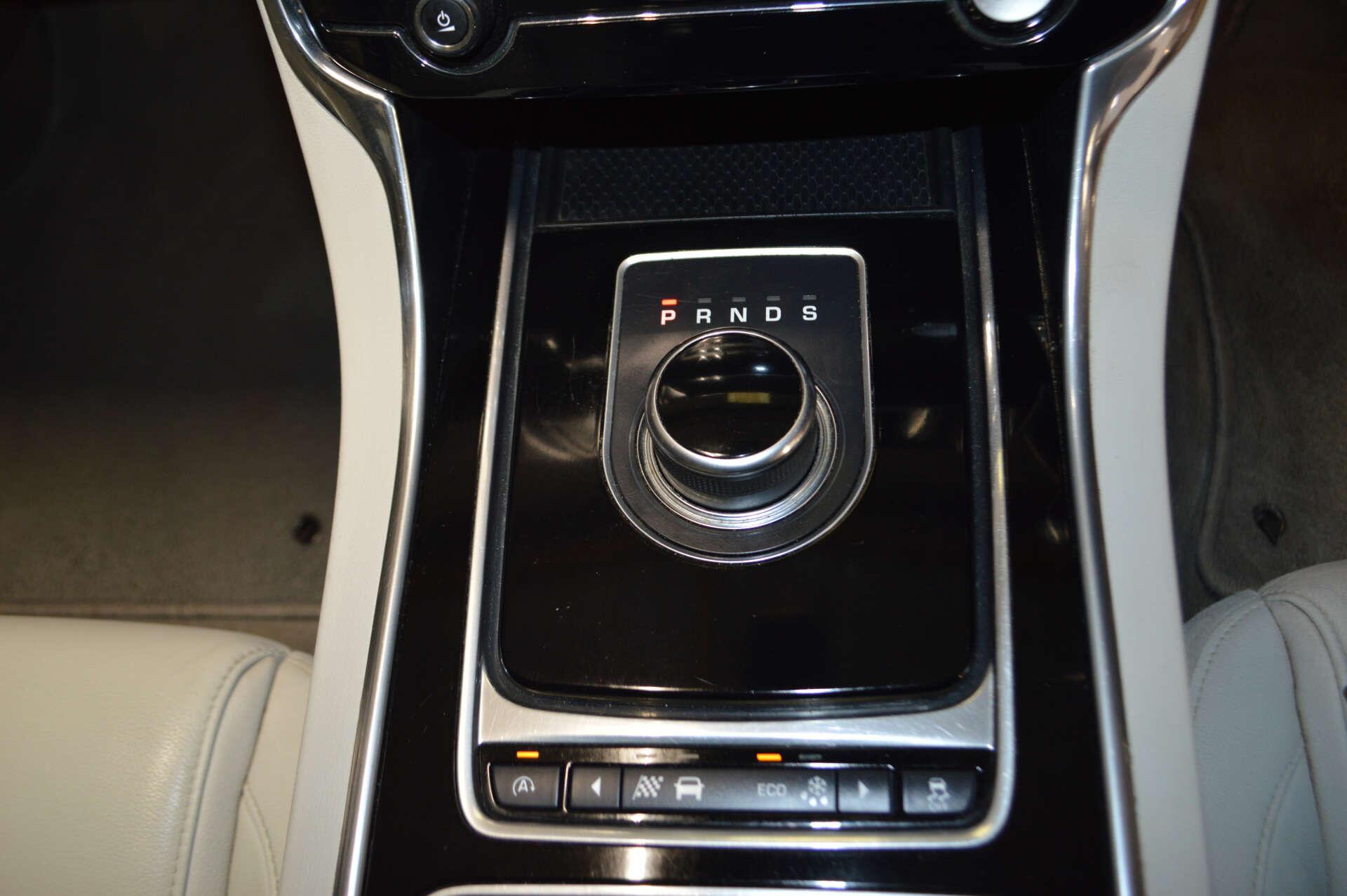 Jaguar Xe view 34