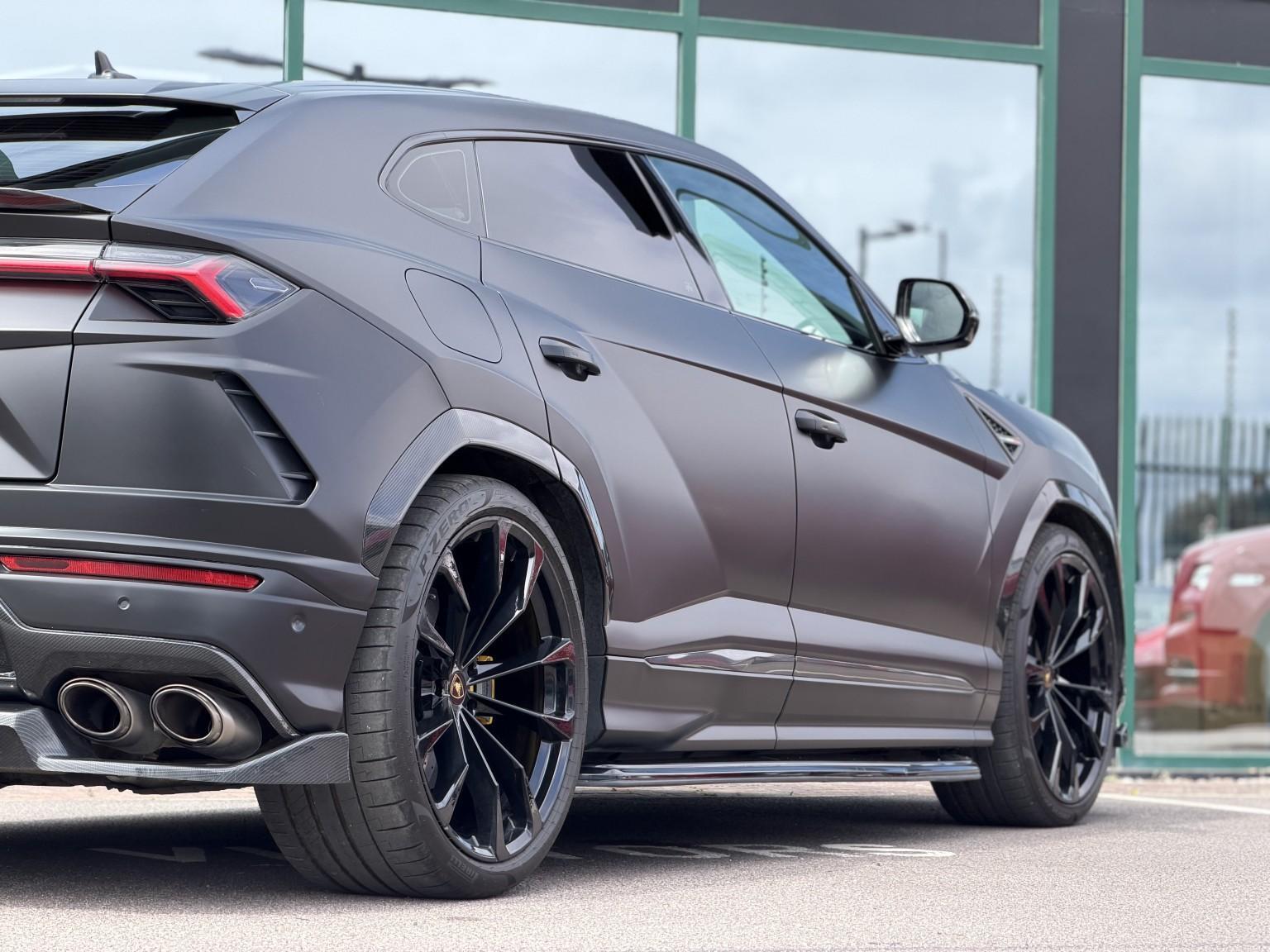 Lamborghini Urus view 31