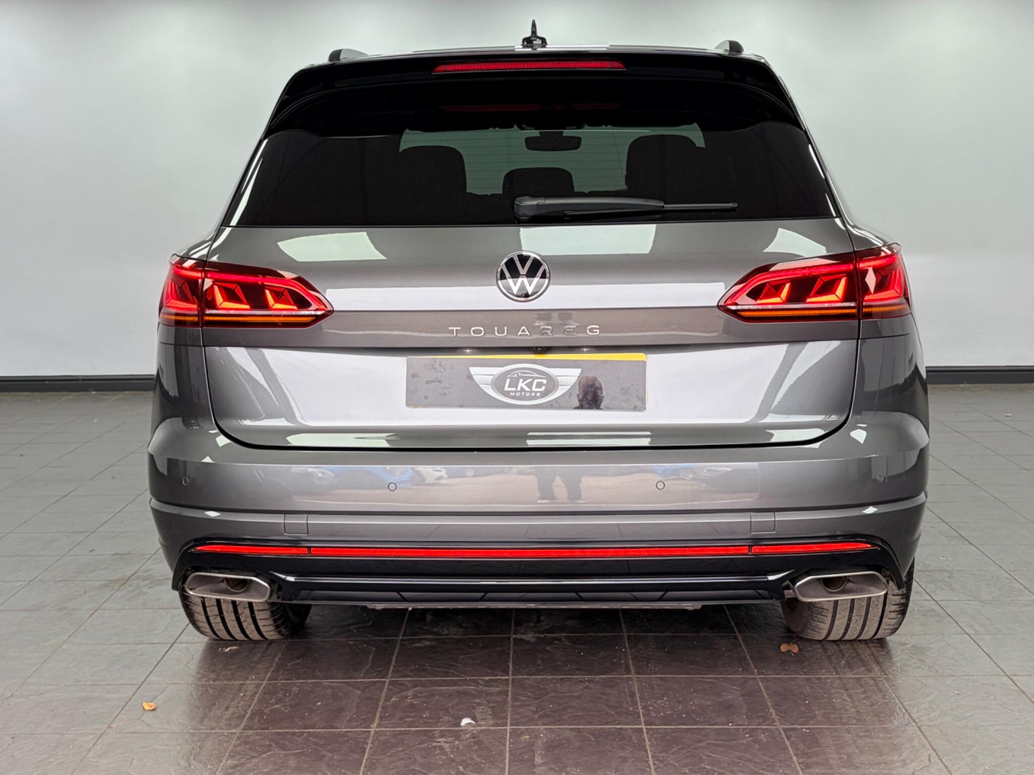 Volkswagen Touareg view 5