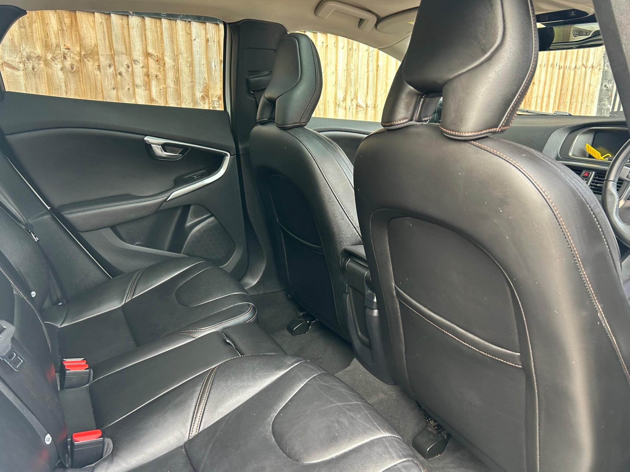 Volvo V40 Cross Country view 42