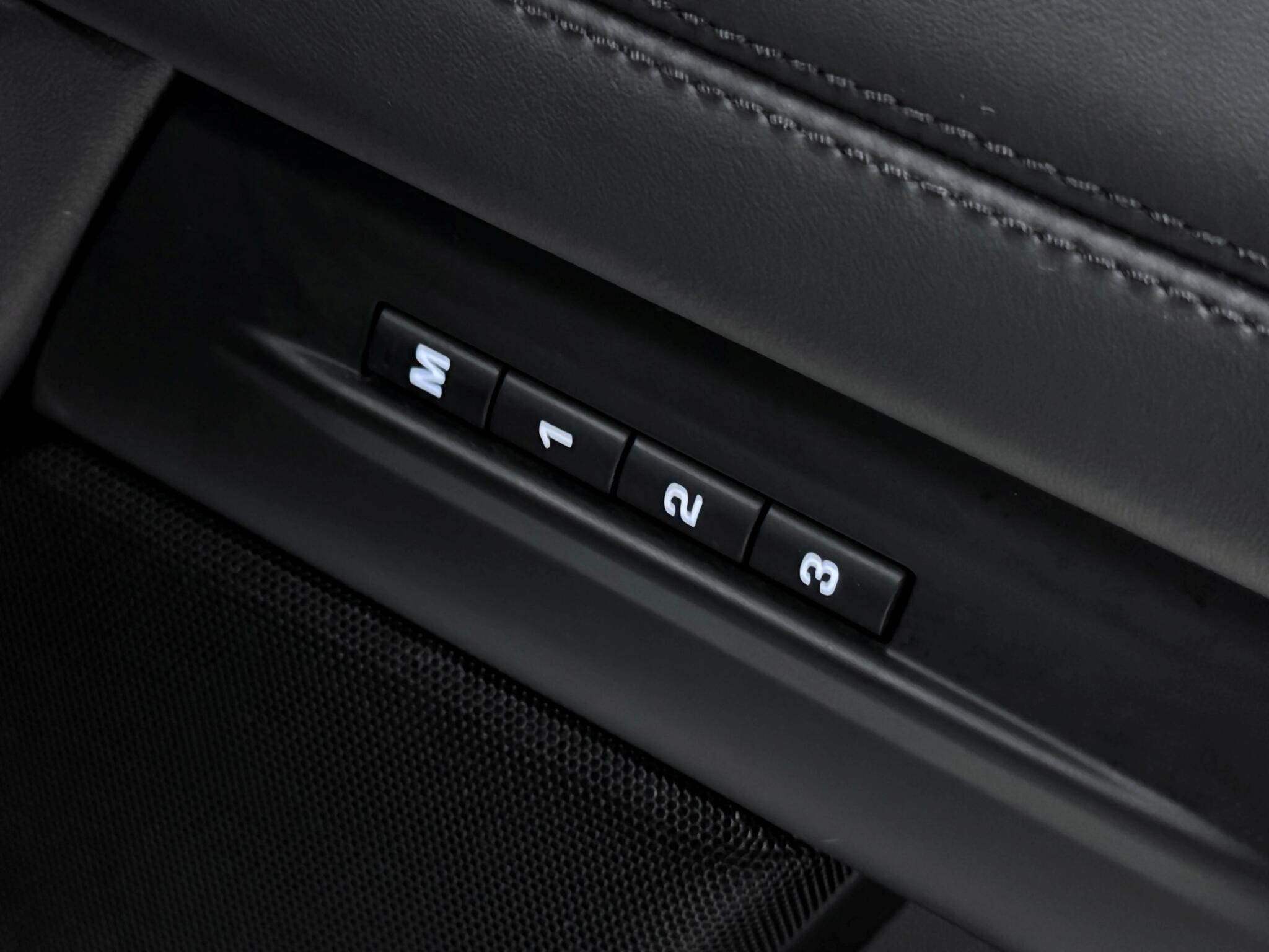 Land Rover Range Rover Evoque view 28