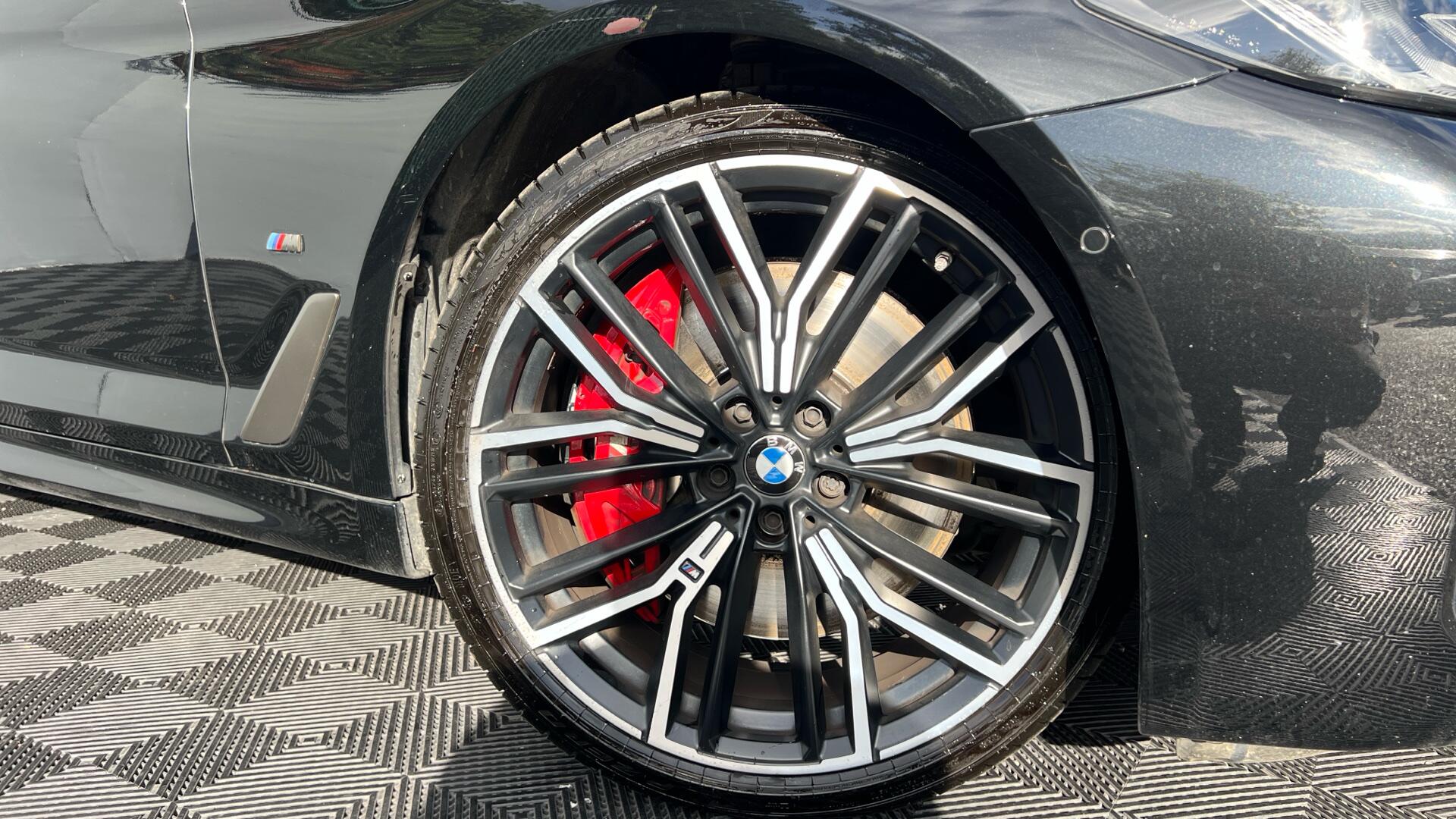 BMW 5 Series view 25