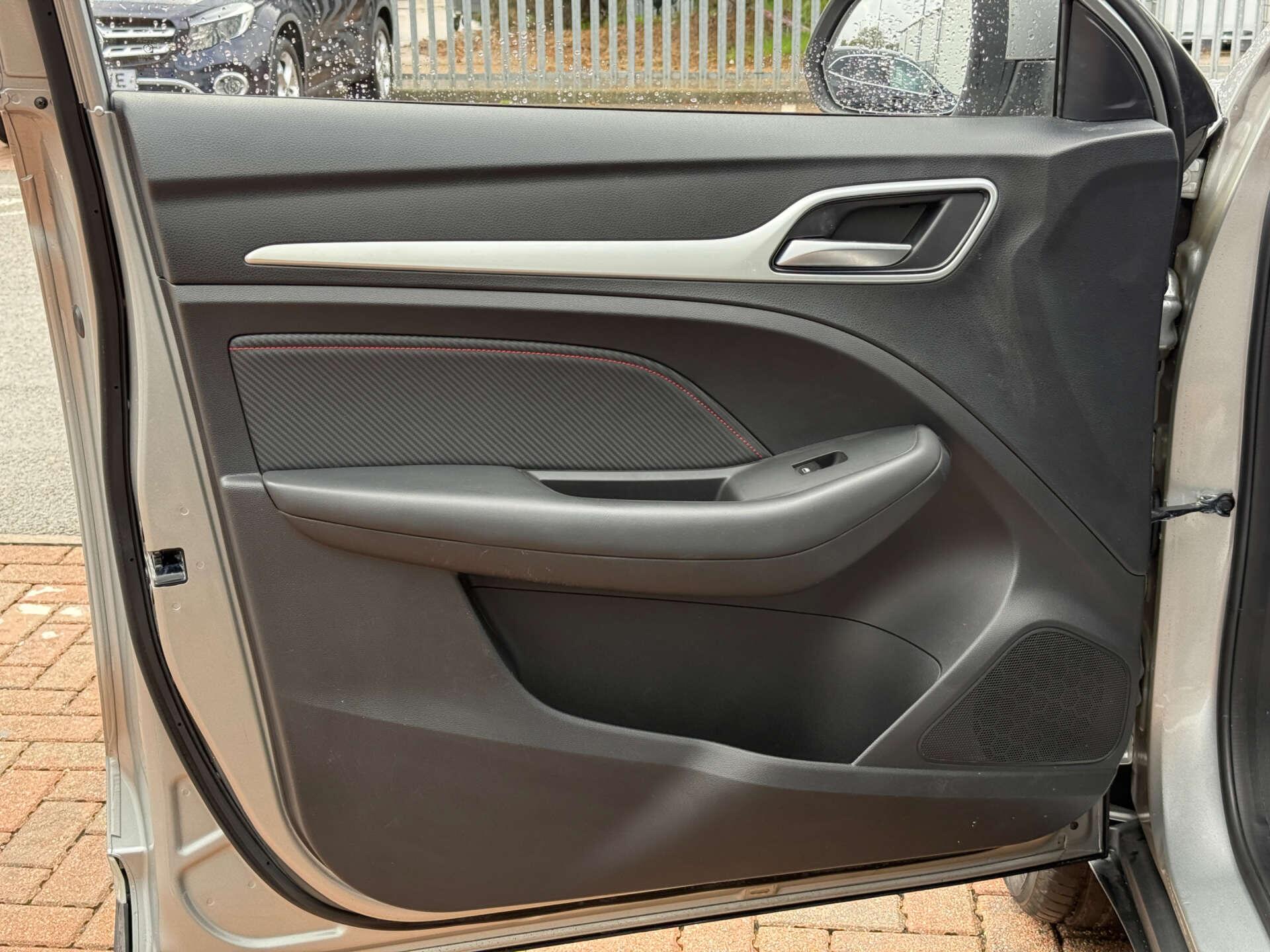 MG ZS view 41