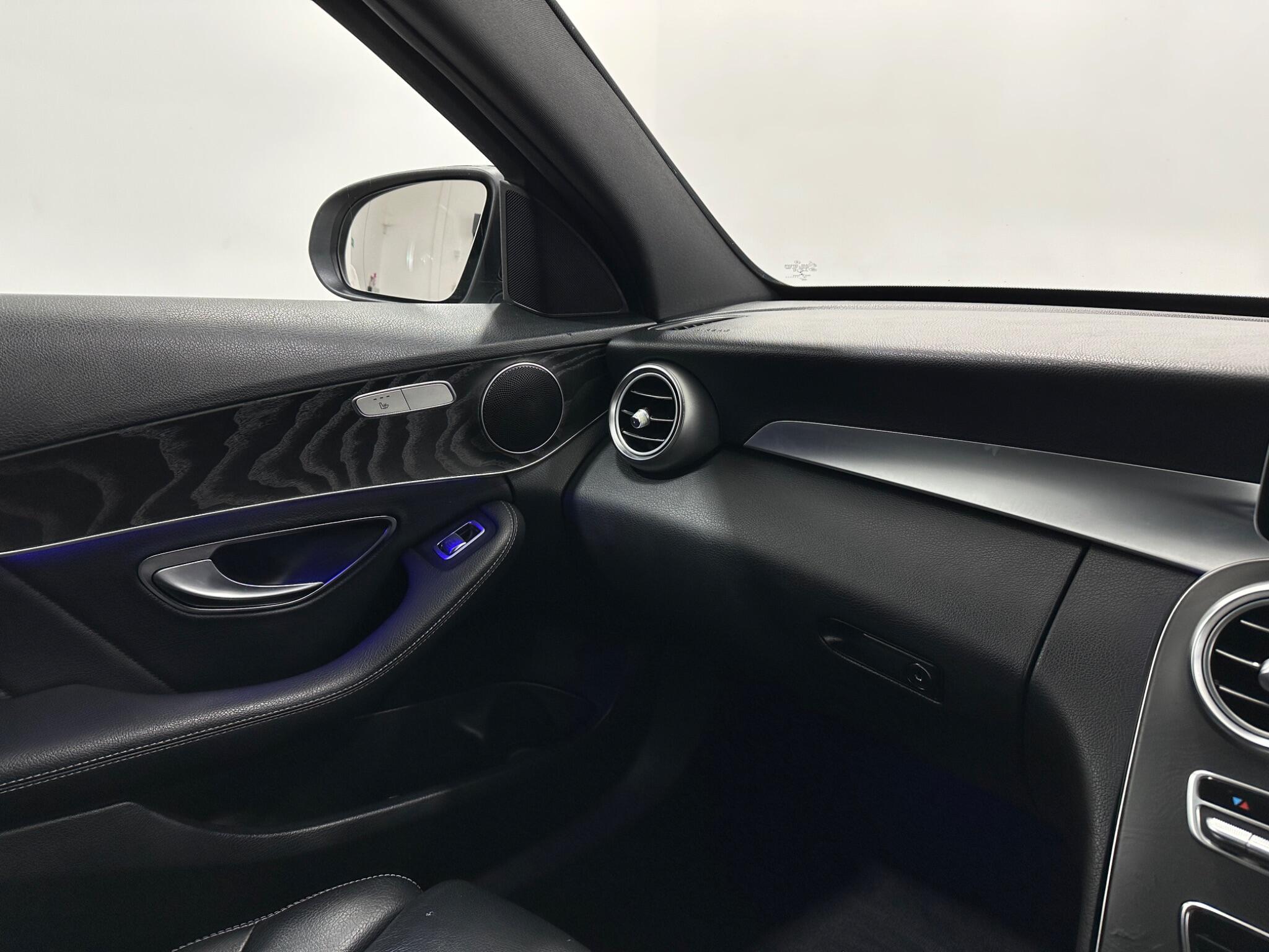 Mercedes-Benz C-Class view 29