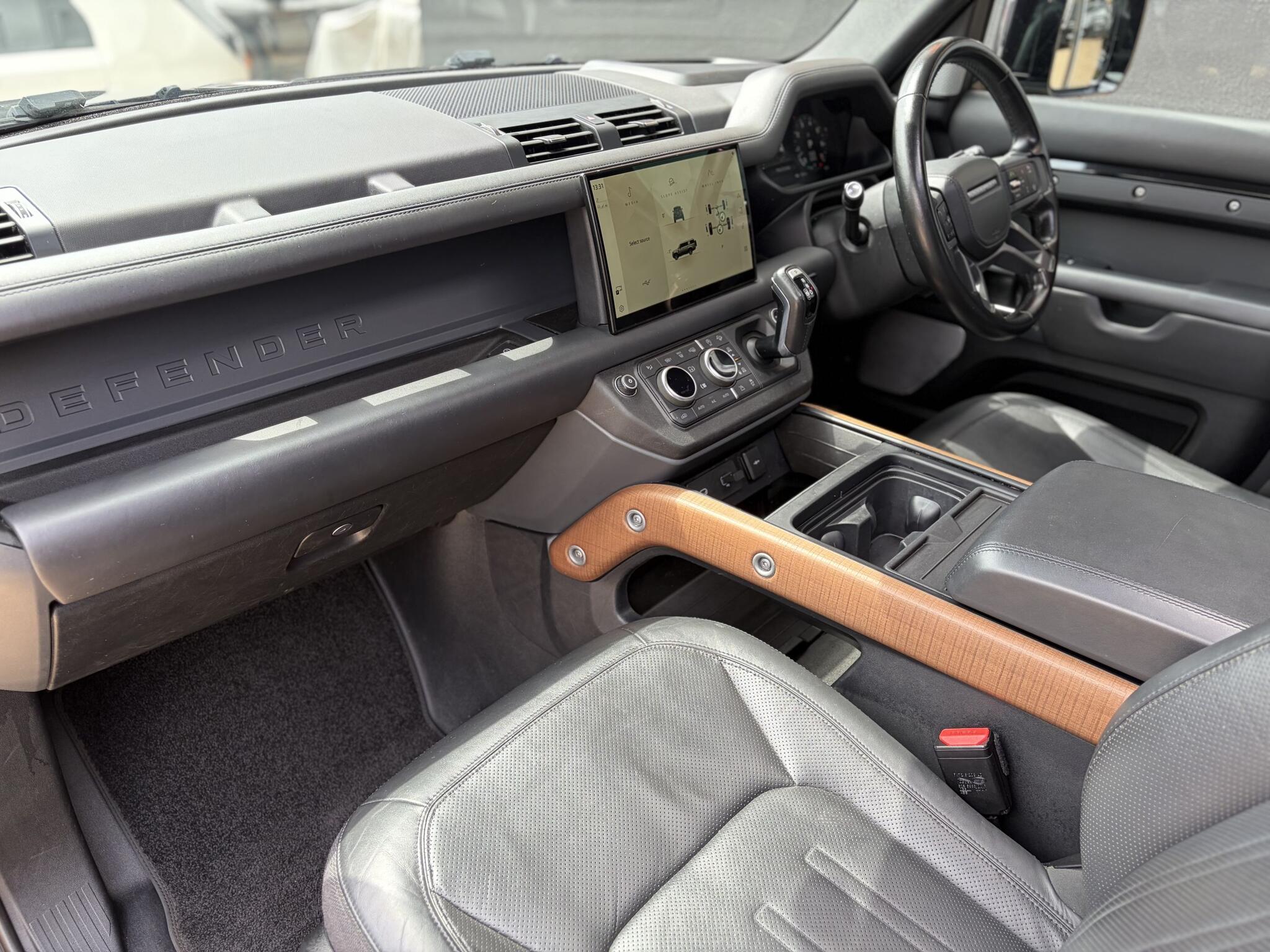 Land Rover Defender 130 view 18